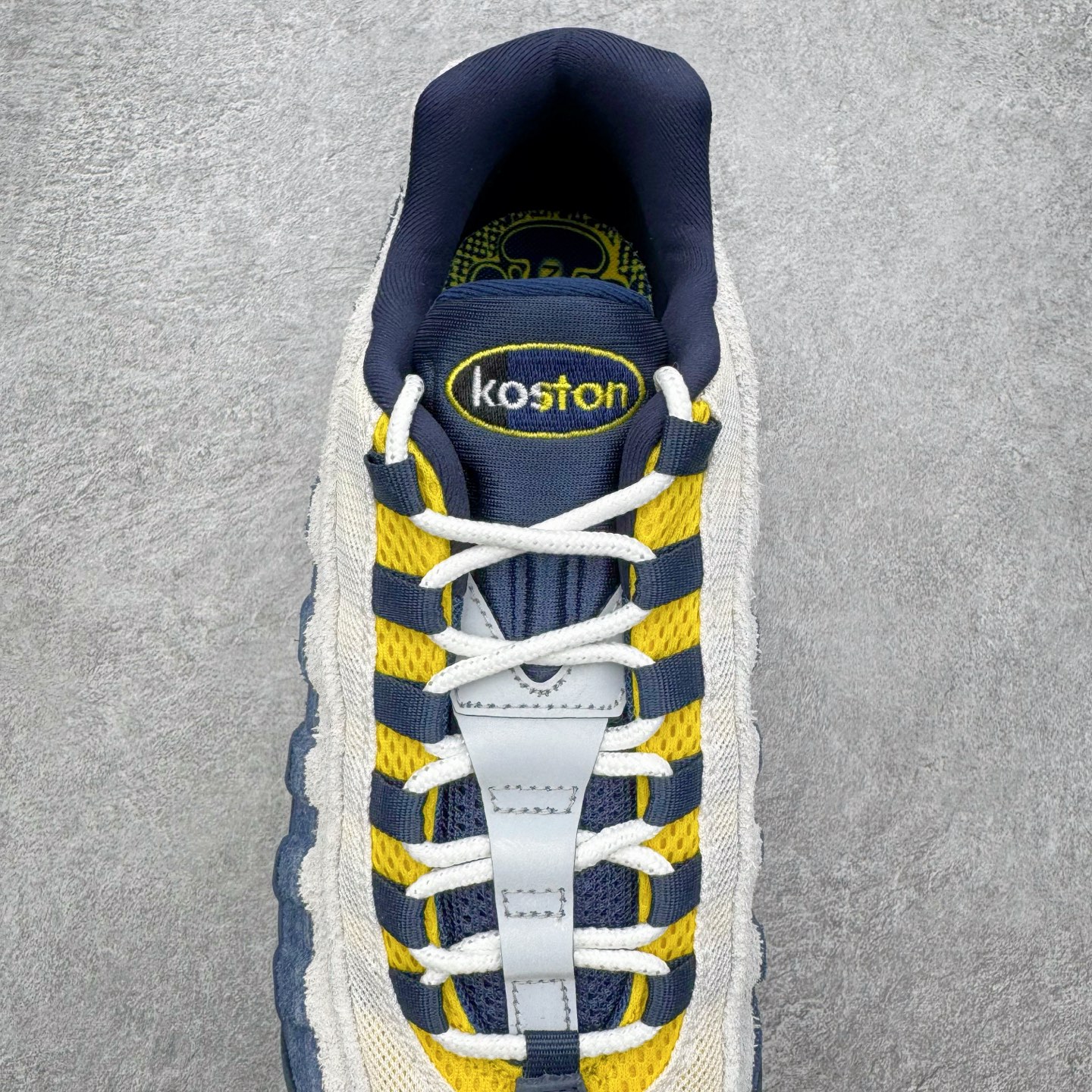 图片[5]-＃GX纯原 Eric Koston x NK Air Max 95 \\\”Obsidian and Speed Yellow\\\” 低帮 休闲跑步鞋 男女同款 联名蓝白 HQ8492-400 经典重温 外单专供大厂出品 品质稳定 一百余色 终端操作 鞋款设计灵感源于人体构造 中底设计基于人体的脊柱构造 是整体设计的核心 尼龙孔眼代表了肋骨 而分层式面板和网眼象征着肌肉纤维和肉体组织 Air Max 95采用了两个独立的吹塑成型的Air-Sole单元 并首次在前掌使用可视化气垫设计 Swoosh logo夜当作一个 点符号放在了鞋子的后帮位置 20年的发展让 AIR MAX 95有了不同的故事 20年后再度面向世人的时候 焕然一新的面貌 让人有了另外一种清新脱俗的感觉 尺码：40 40.5 41 42 42.5 43 44 44.5 45 45.5 46 47.5 48.5-选品中心