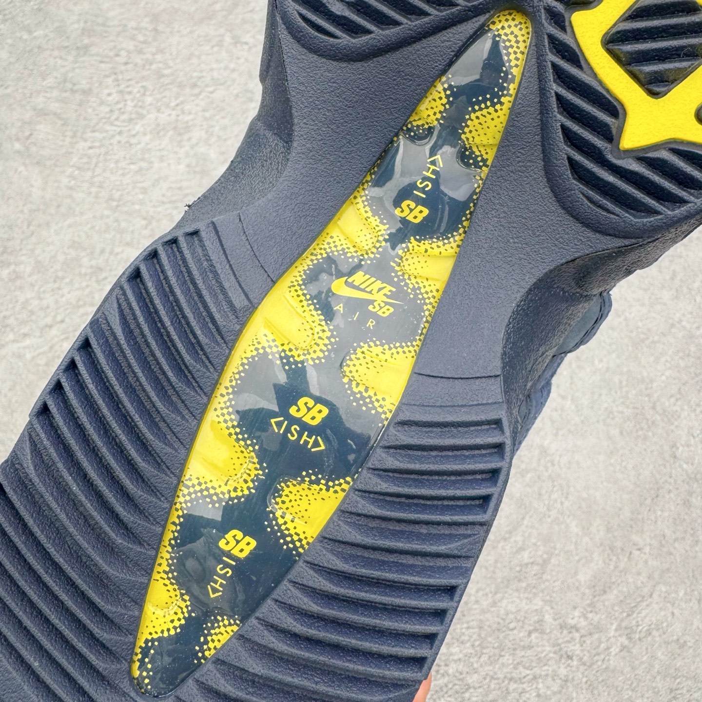 图片[21]-＃GX纯原 Eric Koston x NK Air Max 95 \\\”Obsidian and Speed Yellow\\\” 低帮 休闲跑步鞋 男女同款 联名蓝白 HQ8492-400 经典重温 外单专供大厂出品 品质稳定 一百余色 终端操作 鞋款设计灵感源于人体构造 中底设计基于人体的脊柱构造 是整体设计的核心 尼龙孔眼代表了肋骨 而分层式面板和网眼象征着肌肉纤维和肉体组织 Air Max 95采用了两个独立的吹塑成型的Air-Sole单元 并首次在前掌使用可视化气垫设计 Swoosh logo夜当作一个 点符号放在了鞋子的后帮位置 20年的发展让 AIR MAX 95有了不同的故事 20年后再度面向世人的时候 焕然一新的面貌 让人有了另外一种清新脱俗的感觉 尺码：40 40.5 41 42 42.5 43 44 44.5 45 45.5 46 47.5 48.5-选品中心