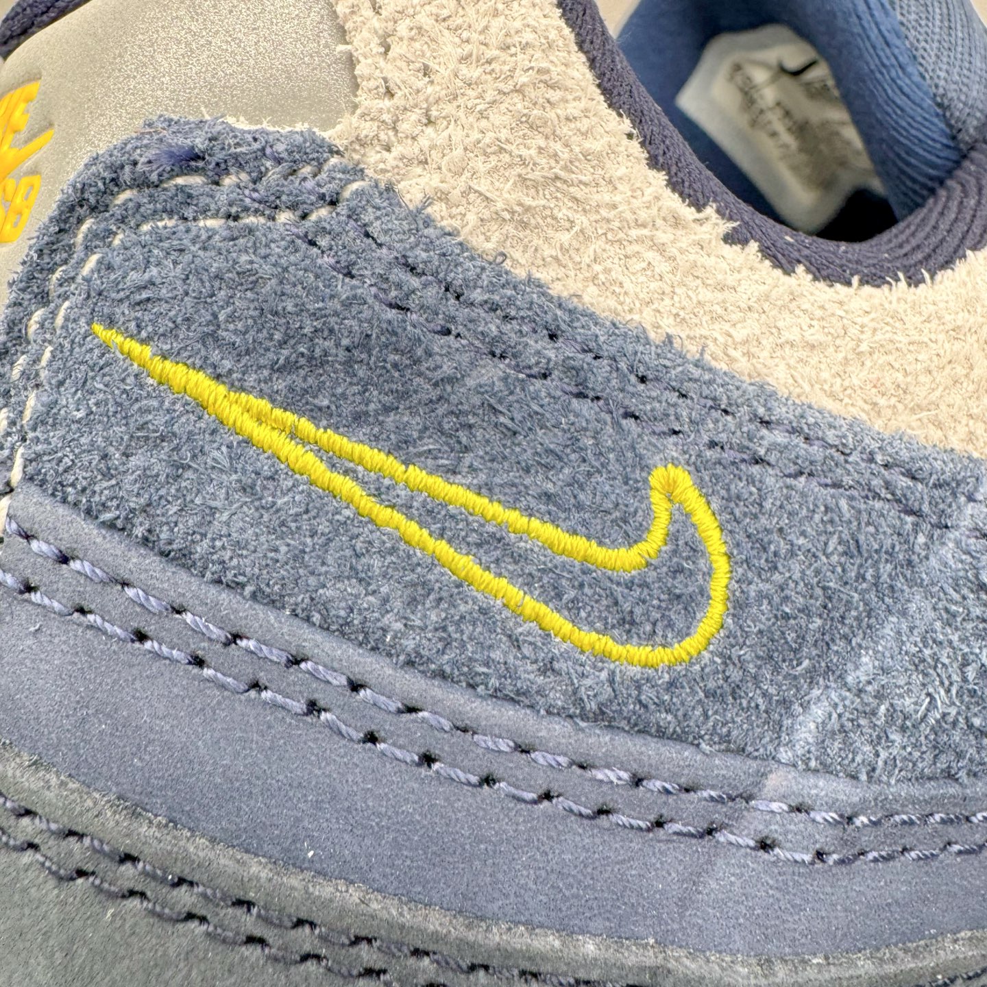 图片[18]-＃GX纯原 Eric Koston x NK Air Max 95 \\\”Obsidian and Speed Yellow\\\” 低帮 休闲跑步鞋 男女同款 联名蓝白 HQ8492-400 经典重温 外单专供大厂出品 品质稳定 一百余色 终端操作 鞋款设计灵感源于人体构造 中底设计基于人体的脊柱构造 是整体设计的核心 尼龙孔眼代表了肋骨 而分层式面板和网眼象征着肌肉纤维和肉体组织 Air Max 95采用了两个独立的吹塑成型的Air-Sole单元 并首次在前掌使用可视化气垫设计 Swoosh logo夜当作一个 点符号放在了鞋子的后帮位置 20年的发展让 AIR MAX 95有了不同的故事 20年后再度面向世人的时候 焕然一新的面貌 让人有了另外一种清新脱俗的感觉 尺码：40 40.5 41 42 42.5 43 44 44.5 45 45.5 46 47.5 48.5-选品中心