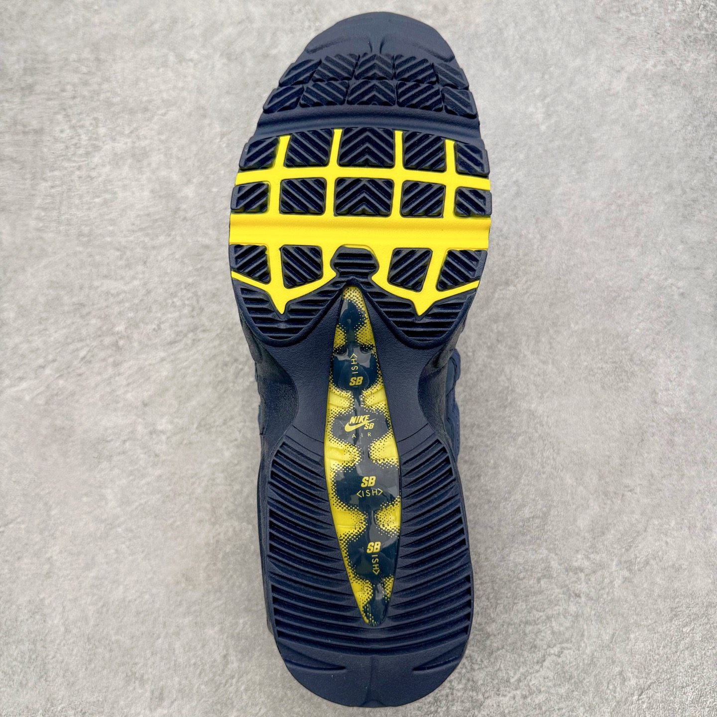 图片[9]-＃GX纯原 Eric Koston x NK Air Max 95 \\\”Obsidian and Speed Yellow\\\” 低帮 休闲跑步鞋 男女同款 联名蓝白 HQ8492-400 经典重温 外单专供大厂出品 品质稳定 一百余色 终端操作 鞋款设计灵感源于人体构造 中底设计基于人体的脊柱构造 是整体设计的核心 尼龙孔眼代表了肋骨 而分层式面板和网眼象征着肌肉纤维和肉体组织 Air Max 95采用了两个独立的吹塑成型的Air-Sole单元 并首次在前掌使用可视化气垫设计 Swoosh logo夜当作一个 点符号放在了鞋子的后帮位置 20年的发展让 AIR MAX 95有了不同的故事 20年后再度面向世人的时候 焕然一新的面貌 让人有了另外一种清新脱俗的感觉 尺码：40 40.5 41 42 42.5 43 44 44.5 45 45.5 46 47.5 48.5-选品中心