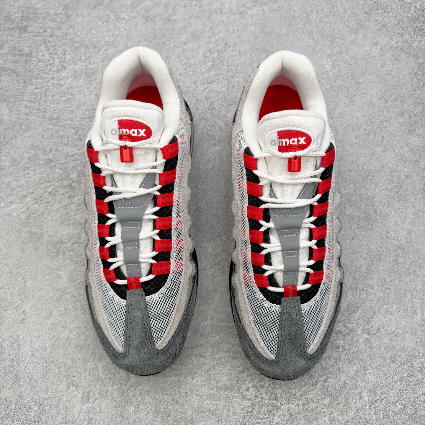 图片[2]-＃GX纯原 UNDEFEATED x NK Air Max 95 SP 纽约限定 联名灰绿 IB4523-004 经典重温 外单专供大厂出品 品质稳定 一百余色 终端操作 鞋款设计灵感源于人体构造 中底设计基于人体的脊柱构造 是整体设计的核心 尼龙孔眼代表了肋骨 而分层式面板和网眼象征着肌肉纤维和肉体组织 Air Max 95采用了两个独立的吹塑成型的Air-Sole单元 并首次在前掌使用可视化气垫设计 Swoosh logo夜当作一个 点符号放在了鞋子的后帮位置 20年的发展让 AIR MAX 95有了不同的故事 20年后再度面向世人的时候 焕然一新的面貌 让人有了另外一种清新脱俗的感觉 尺码：40 40.5 41 42 42.5 43 44 44.5 45 45.5 46 47.5 48.5-选品中心