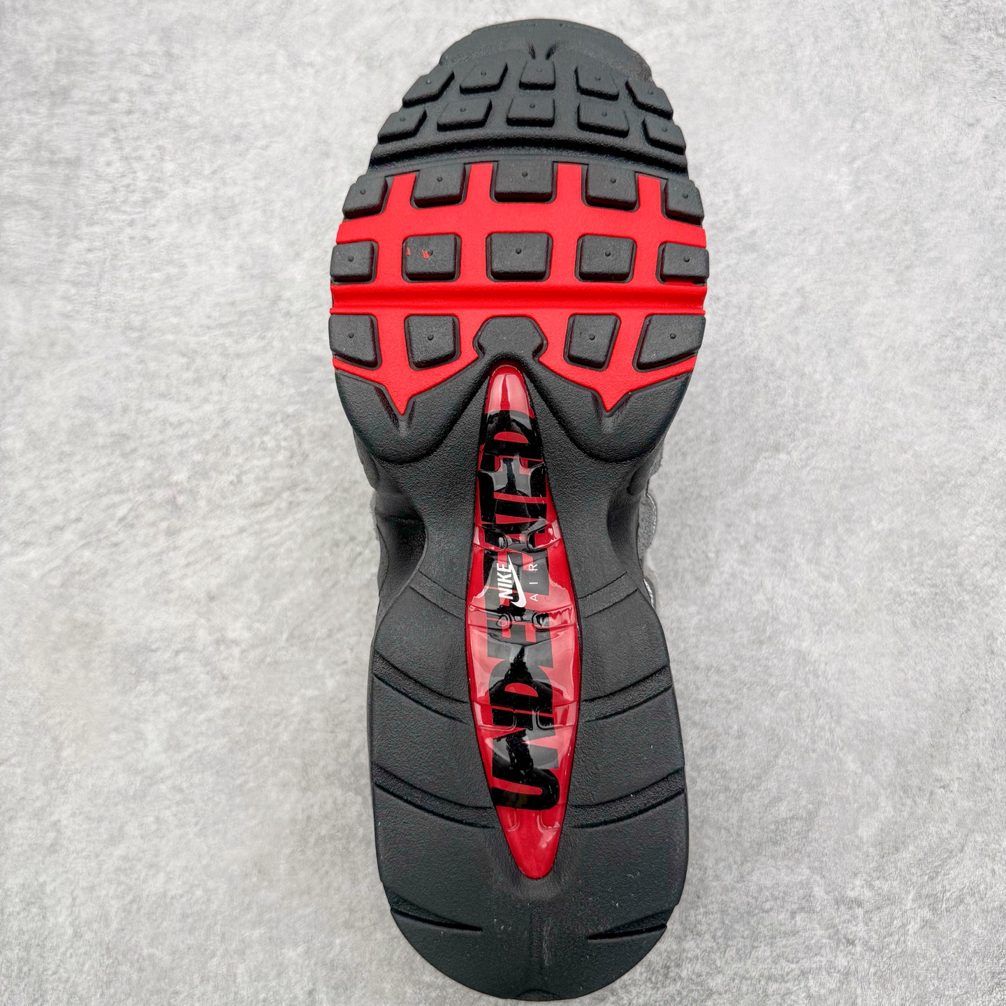 图片[9]-＃GX纯原 UNDEFEATED x NK Air Max 95 SP 纽约限定 联名灰绿 IB4523-004 经典重温 外单专供大厂出品 品质稳定 一百余色 终端操作 鞋款设计灵感源于人体构造 中底设计基于人体的脊柱构造 是整体设计的核心 尼龙孔眼代表了肋骨 而分层式面板和网眼象征着肌肉纤维和肉体组织 Air Max 95采用了两个独立的吹塑成型的Air-Sole单元 并首次在前掌使用可视化气垫设计 Swoosh logo夜当作一个 点符号放在了鞋子的后帮位置 20年的发展让 AIR MAX 95有了不同的故事 20年后再度面向世人的时候 焕然一新的面貌 让人有了另外一种清新脱俗的感觉 尺码：40 40.5 41 42 42.5 43 44 44.5 45 45.5 46 47.5 48.5-选品中心
