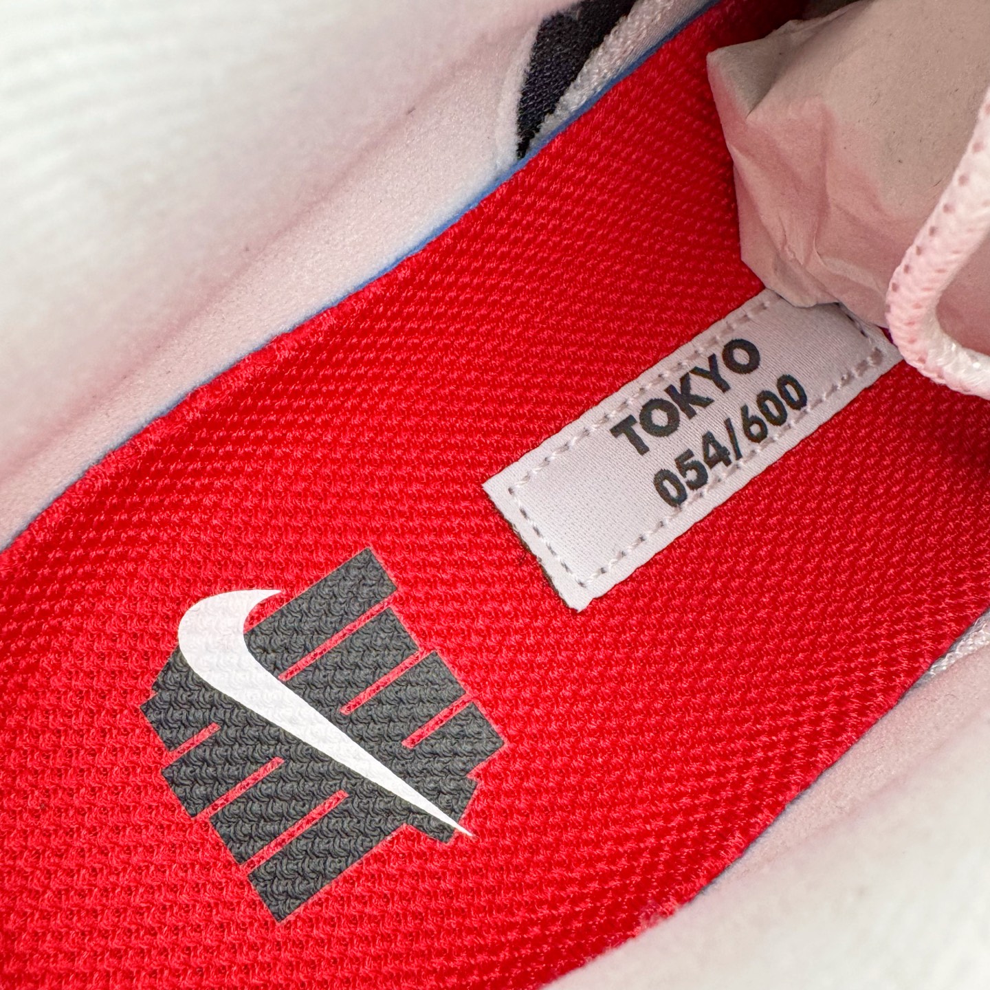 图片[11]-＃GX纯原 UNDEFEATED x NK Air Max 95 SP 纽约限定 联名灰绿 IB4523-004 经典重温 外单专供大厂出品 品质稳定 一百余色 终端操作 鞋款设计灵感源于人体构造 中底设计基于人体的脊柱构造 是整体设计的核心 尼龙孔眼代表了肋骨 而分层式面板和网眼象征着肌肉纤维和肉体组织 Air Max 95采用了两个独立的吹塑成型的Air-Sole单元 并首次在前掌使用可视化气垫设计 Swoosh logo夜当作一个 点符号放在了鞋子的后帮位置 20年的发展让 AIR MAX 95有了不同的故事 20年后再度面向世人的时候 焕然一新的面貌 让人有了另外一种清新脱俗的感觉 尺码：40 40.5 41 42 42.5 43 44 44.5 45 45.5 46 47.5 48.5-选品中心