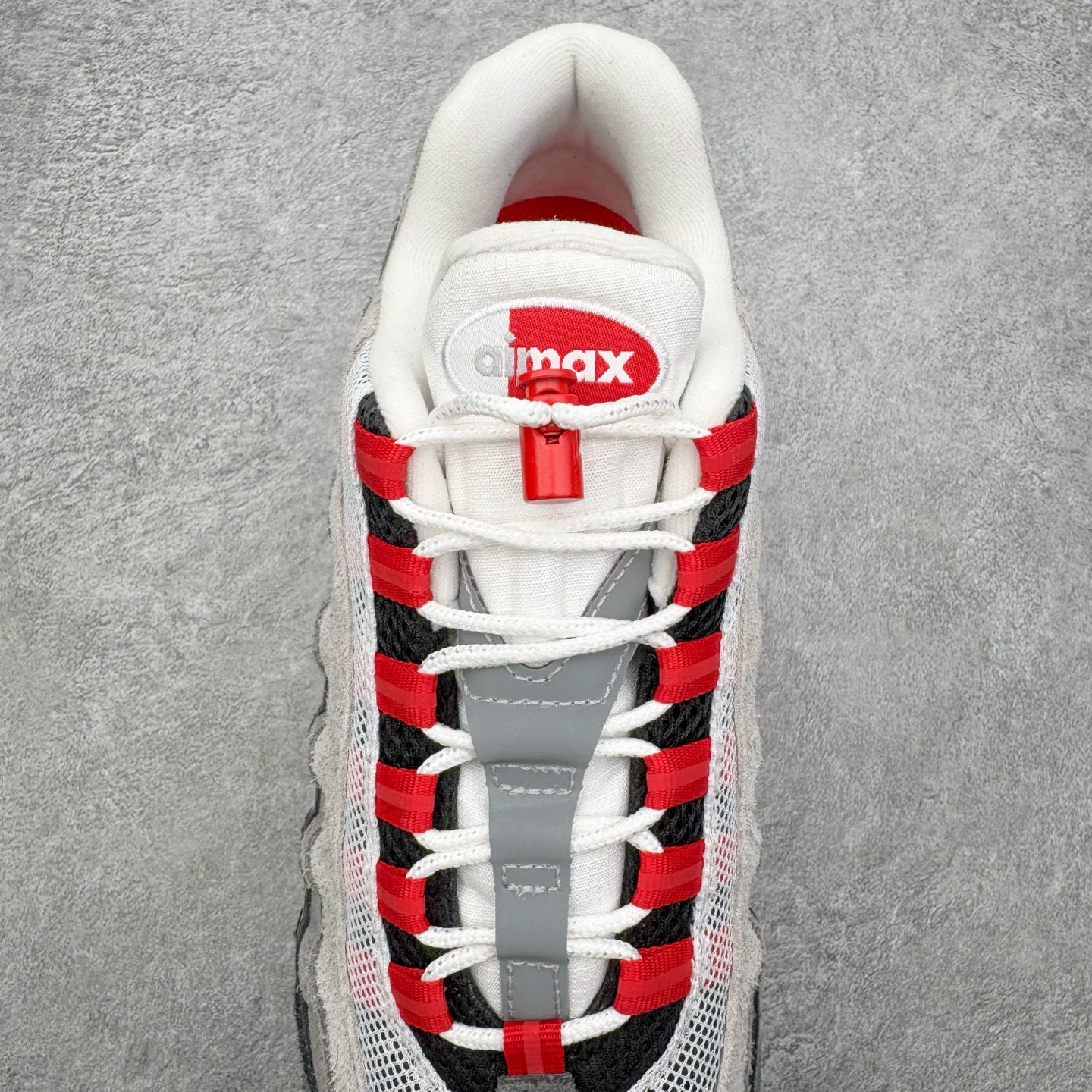图片[5]-＃GX纯原 UNDEFEATED x NK Air Max 95 SP 纽约限定 联名灰绿 IB4523-004 经典重温 外单专供大厂出品 品质稳定 一百余色 终端操作 鞋款设计灵感源于人体构造 中底设计基于人体的脊柱构造 是整体设计的核心 尼龙孔眼代表了肋骨 而分层式面板和网眼象征着肌肉纤维和肉体组织 Air Max 95采用了两个独立的吹塑成型的Air-Sole单元 并首次在前掌使用可视化气垫设计 Swoosh logo夜当作一个 点符号放在了鞋子的后帮位置 20年的发展让 AIR MAX 95有了不同的故事 20年后再度面向世人的时候 焕然一新的面貌 让人有了另外一种清新脱俗的感觉 尺码：40 40.5 41 42 42.5 43 44 44.5 45 45.5 46 47.5 48.5-选品中心