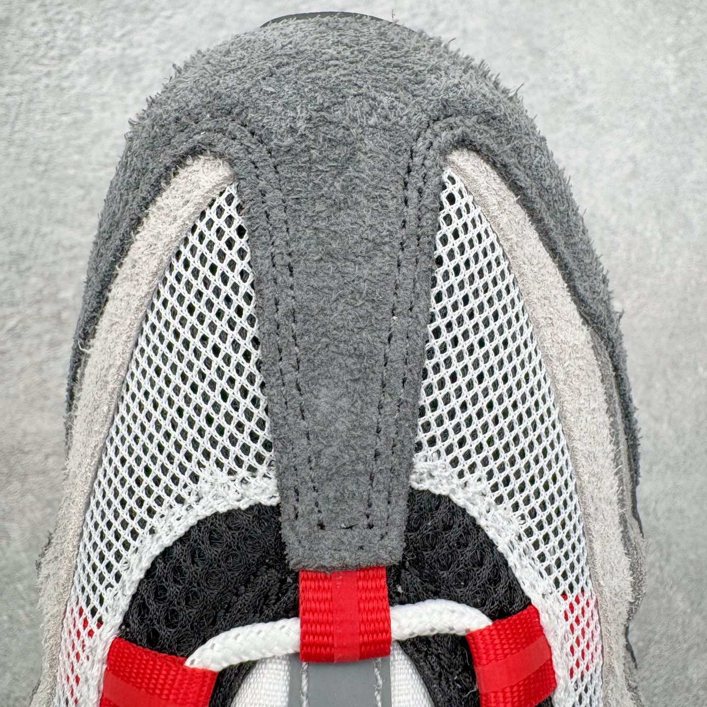 图片[15]-＃GX纯原 UNDEFEATED x NK Air Max 95 SP 纽约限定 联名灰绿 IB4523-004 经典重温 外单专供大厂出品 品质稳定 一百余色 终端操作 鞋款设计灵感源于人体构造 中底设计基于人体的脊柱构造 是整体设计的核心 尼龙孔眼代表了肋骨 而分层式面板和网眼象征着肌肉纤维和肉体组织 Air Max 95采用了两个独立的吹塑成型的Air-Sole单元 并首次在前掌使用可视化气垫设计 Swoosh logo夜当作一个 点符号放在了鞋子的后帮位置 20年的发展让 AIR MAX 95有了不同的故事 20年后再度面向世人的时候 焕然一新的面貌 让人有了另外一种清新脱俗的感觉 尺码：40 40.5 41 42 42.5 43 44 44.5 45 45.5 46 47.5 48.5-选品中心
