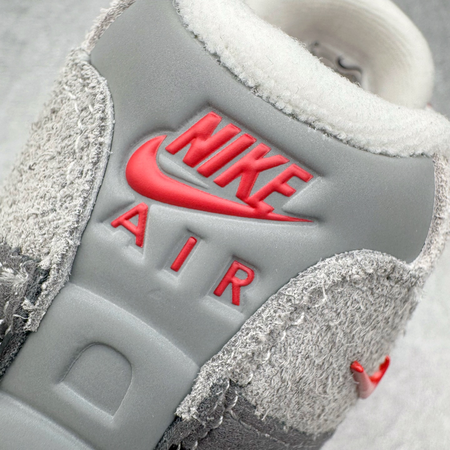 图片[16]-＃GX纯原 UNDEFEATED x NK Air Max 95 SP 纽约限定 联名灰绿 IB4523-004 经典重温 外单专供大厂出品 品质稳定 一百余色 终端操作 鞋款设计灵感源于人体构造 中底设计基于人体的脊柱构造 是整体设计的核心 尼龙孔眼代表了肋骨 而分层式面板和网眼象征着肌肉纤维和肉体组织 Air Max 95采用了两个独立的吹塑成型的Air-Sole单元 并首次在前掌使用可视化气垫设计 Swoosh logo夜当作一个 点符号放在了鞋子的后帮位置 20年的发展让 AIR MAX 95有了不同的故事 20年后再度面向世人的时候 焕然一新的面貌 让人有了另外一种清新脱俗的感觉 尺码：40 40.5 41 42 42.5 43 44 44.5 45 45.5 46 47.5 48.5-选品中心