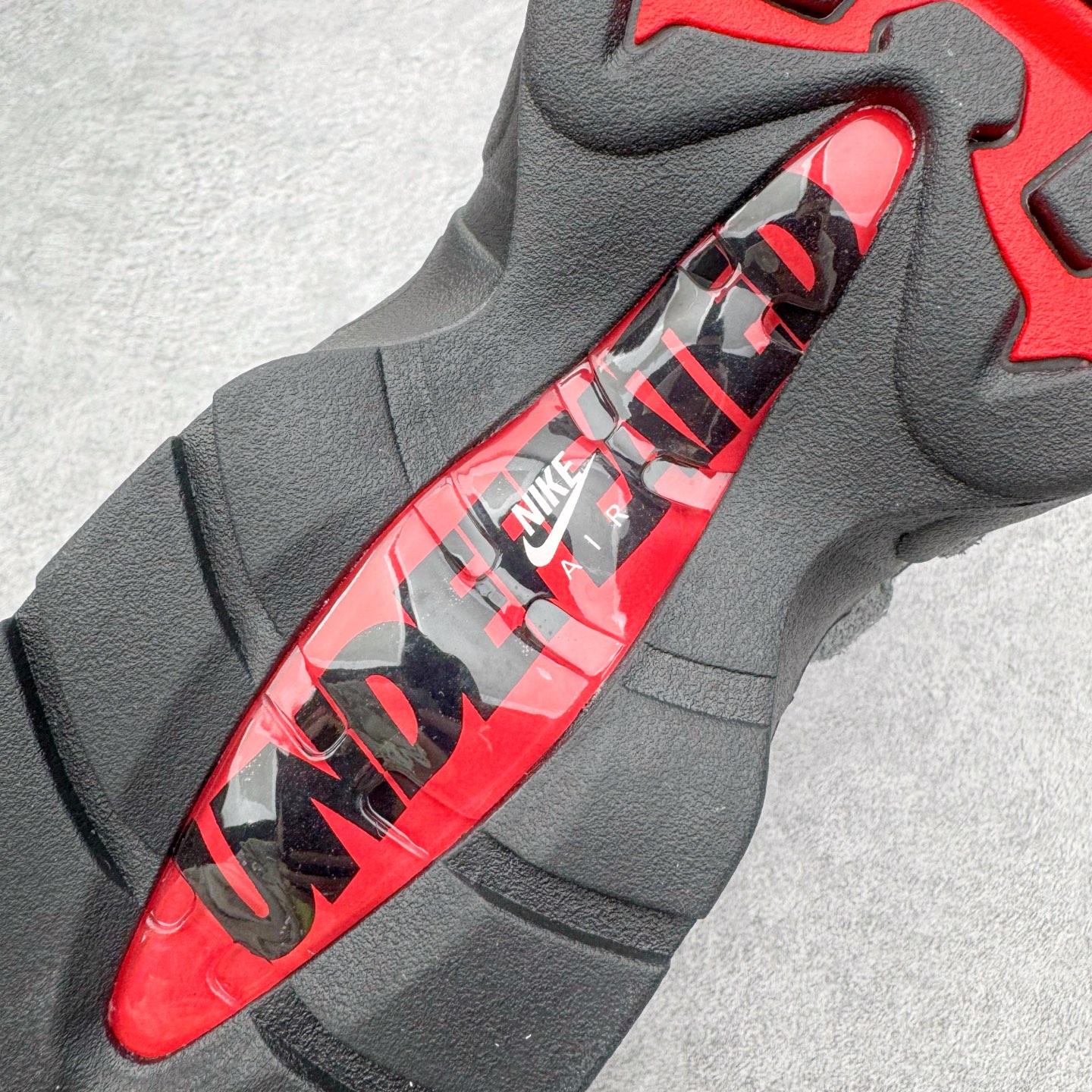 图片[22]-＃GX纯原 UNDEFEATED x NK Air Max 95 SP 纽约限定 联名灰绿 IB4523-004 经典重温 外单专供大厂出品 品质稳定 一百余色 终端操作 鞋款设计灵感源于人体构造 中底设计基于人体的脊柱构造 是整体设计的核心 尼龙孔眼代表了肋骨 而分层式面板和网眼象征着肌肉纤维和肉体组织 Air Max 95采用了两个独立的吹塑成型的Air-Sole单元 并首次在前掌使用可视化气垫设计 Swoosh logo夜当作一个 点符号放在了鞋子的后帮位置 20年的发展让 AIR MAX 95有了不同的故事 20年后再度面向世人的时候 焕然一新的面貌 让人有了另外一种清新脱俗的感觉 尺码：40 40.5 41 42 42.5 43 44 44.5 45 45.5 46 47.5 48.5-选品中心