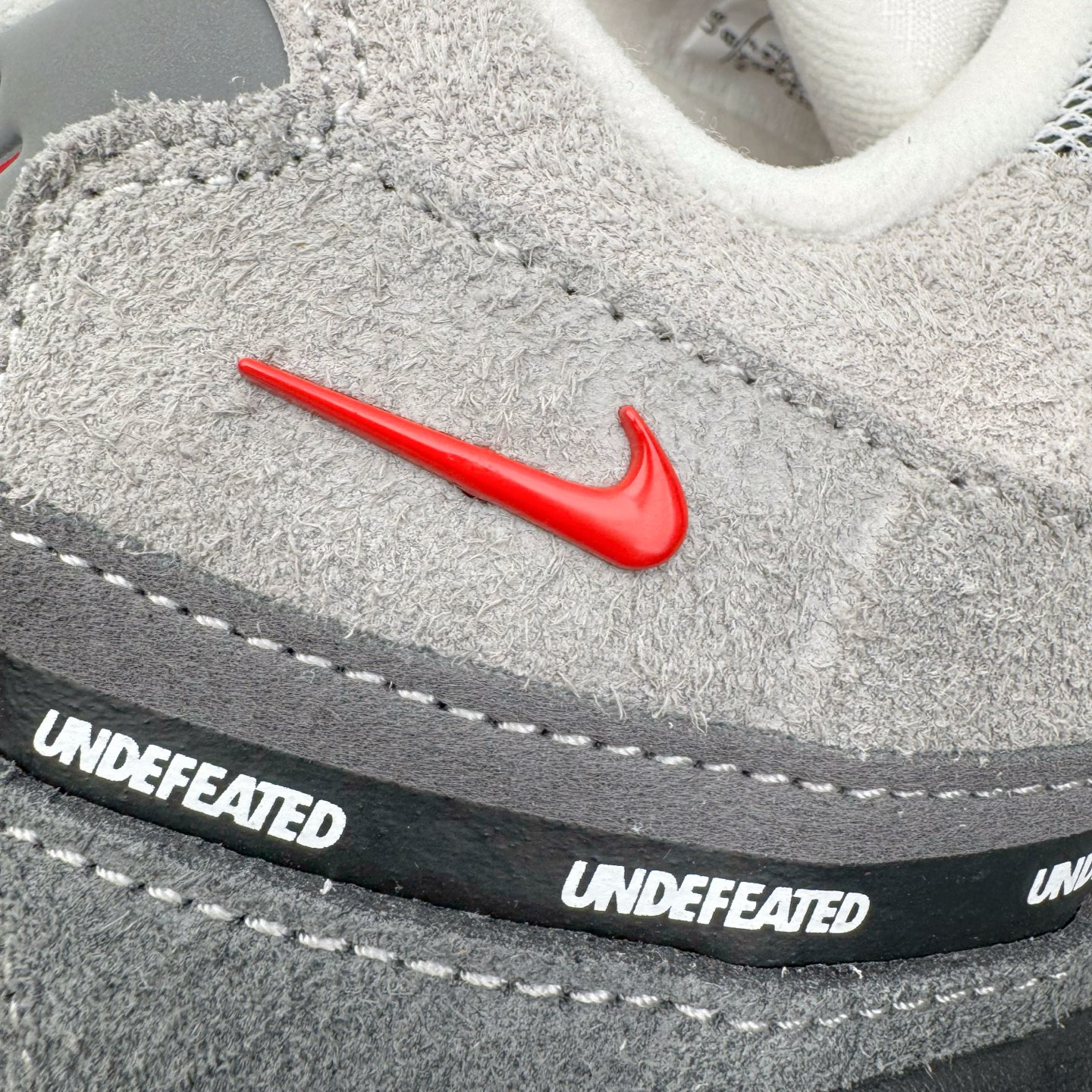 图片[17]-＃GX纯原 UNDEFEATED x NK Air Max 95 SP 纽约限定 联名灰绿 IB4523-004 经典重温 外单专供大厂出品 品质稳定 一百余色 终端操作 鞋款设计灵感源于人体构造 中底设计基于人体的脊柱构造 是整体设计的核心 尼龙孔眼代表了肋骨 而分层式面板和网眼象征着肌肉纤维和肉体组织 Air Max 95采用了两个独立的吹塑成型的Air-Sole单元 并首次在前掌使用可视化气垫设计 Swoosh logo夜当作一个 点符号放在了鞋子的后帮位置 20年的发展让 AIR MAX 95有了不同的故事 20年后再度面向世人的时候 焕然一新的面貌 让人有了另外一种清新脱俗的感觉 尺码：40 40.5 41 42 42.5 43 44 44.5 45 45.5 46 47.5 48.5-选品中心