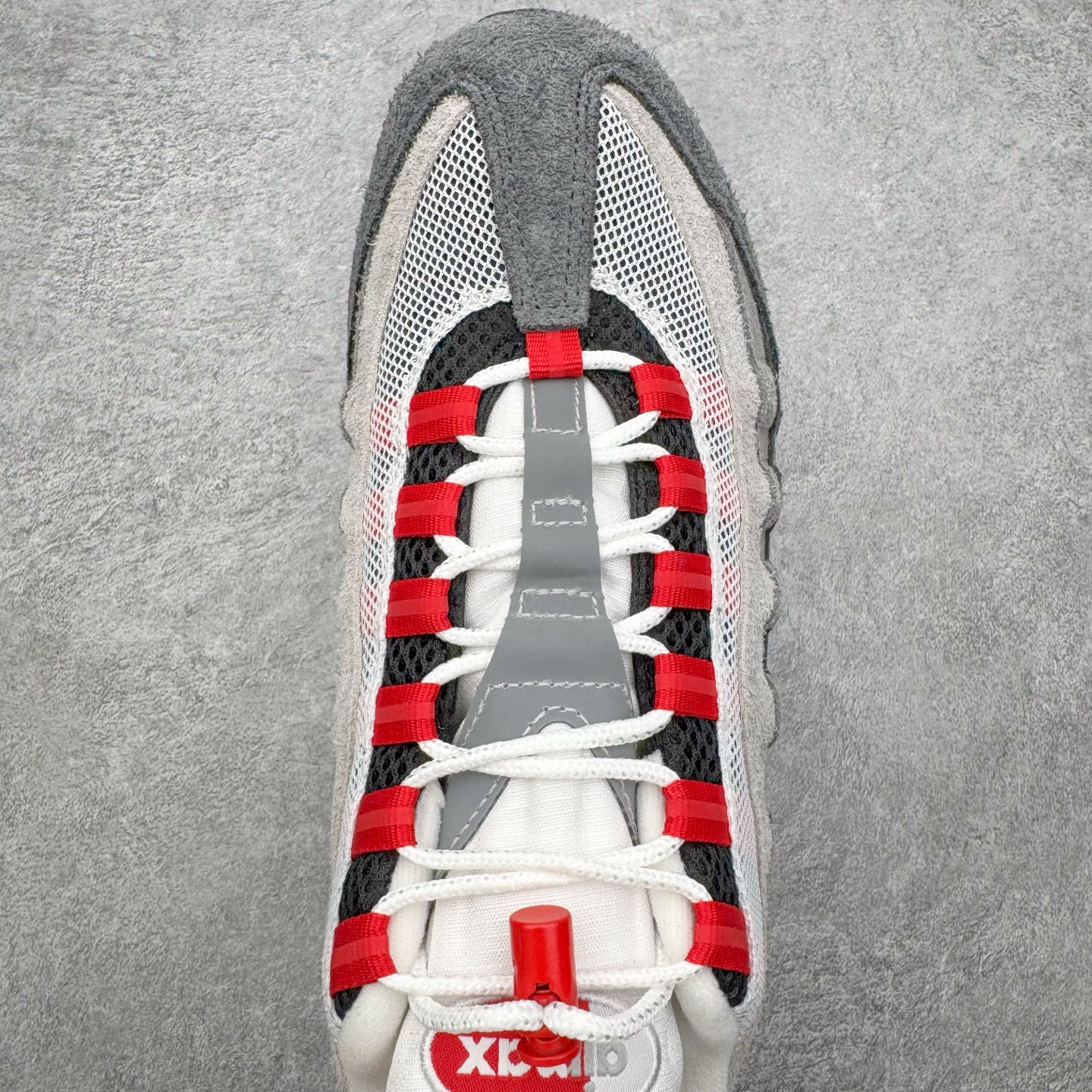 图片[4]-＃GX纯原 UNDEFEATED x NK Air Max 95 SP 纽约限定 联名灰绿 IB4523-004 经典重温 外单专供大厂出品 品质稳定 一百余色 终端操作 鞋款设计灵感源于人体构造 中底设计基于人体的脊柱构造 是整体设计的核心 尼龙孔眼代表了肋骨 而分层式面板和网眼象征着肌肉纤维和肉体组织 Air Max 95采用了两个独立的吹塑成型的Air-Sole单元 并首次在前掌使用可视化气垫设计 Swoosh logo夜当作一个 点符号放在了鞋子的后帮位置 20年的发展让 AIR MAX 95有了不同的故事 20年后再度面向世人的时候 焕然一新的面貌 让人有了另外一种清新脱俗的感觉 尺码：40 40.5 41 42 42.5 43 44 44.5 45 45.5 46 47.5 48.5-选品中心