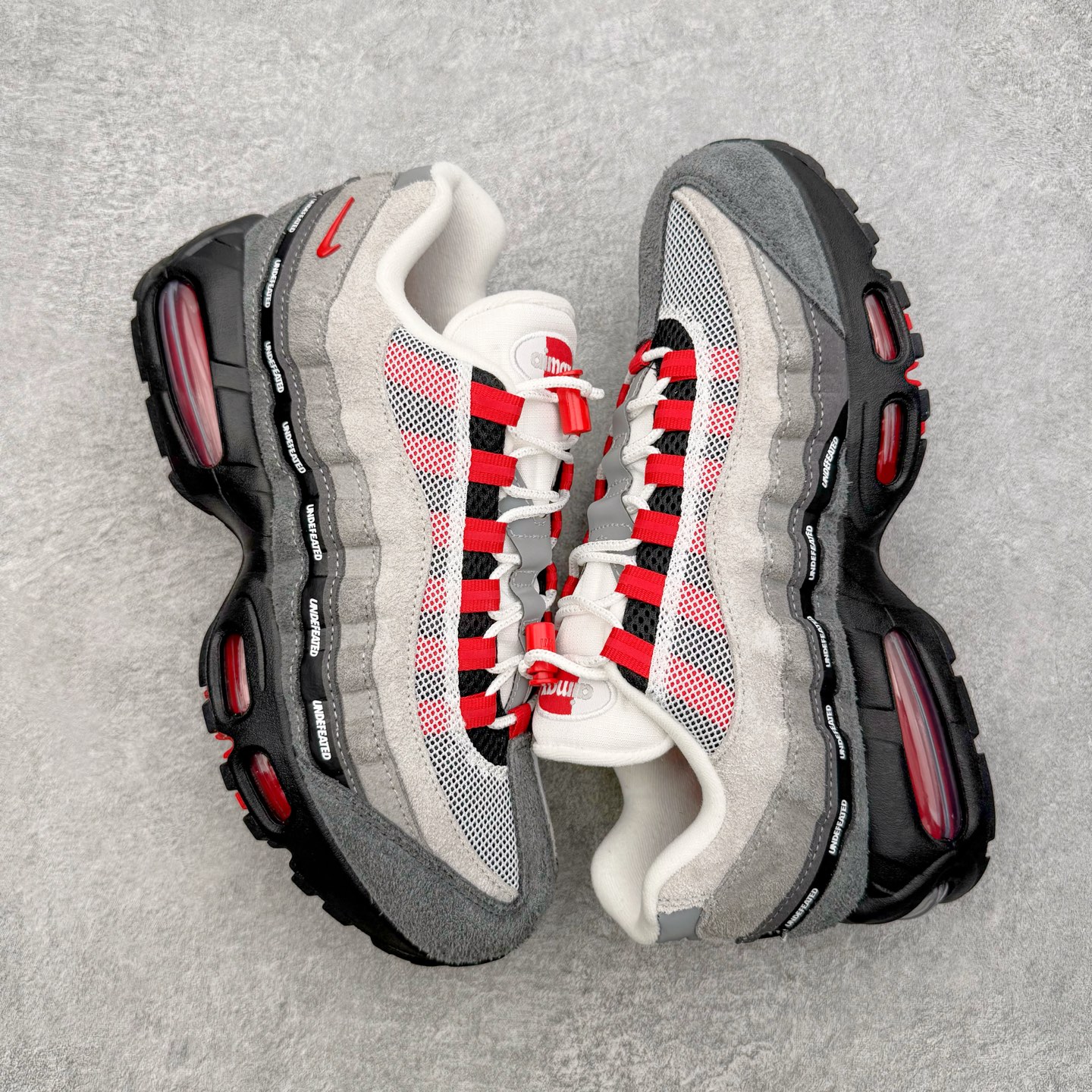 图片[3]-＃GX纯原 UNDEFEATED x NK Air Max 95 SP 纽约限定 联名灰绿 IB4523-004 经典重温 外单专供大厂出品 品质稳定 一百余色 终端操作 鞋款设计灵感源于人体构造 中底设计基于人体的脊柱构造 是整体设计的核心 尼龙孔眼代表了肋骨 而分层式面板和网眼象征着肌肉纤维和肉体组织 Air Max 95采用了两个独立的吹塑成型的Air-Sole单元 并首次在前掌使用可视化气垫设计 Swoosh logo夜当作一个 点符号放在了鞋子的后帮位置 20年的发展让 AIR MAX 95有了不同的故事 20年后再度面向世人的时候 焕然一新的面貌 让人有了另外一种清新脱俗的感觉 尺码：40 40.5 41 42 42.5 43 44 44.5 45 45.5 46 47.5 48.5-选品中心