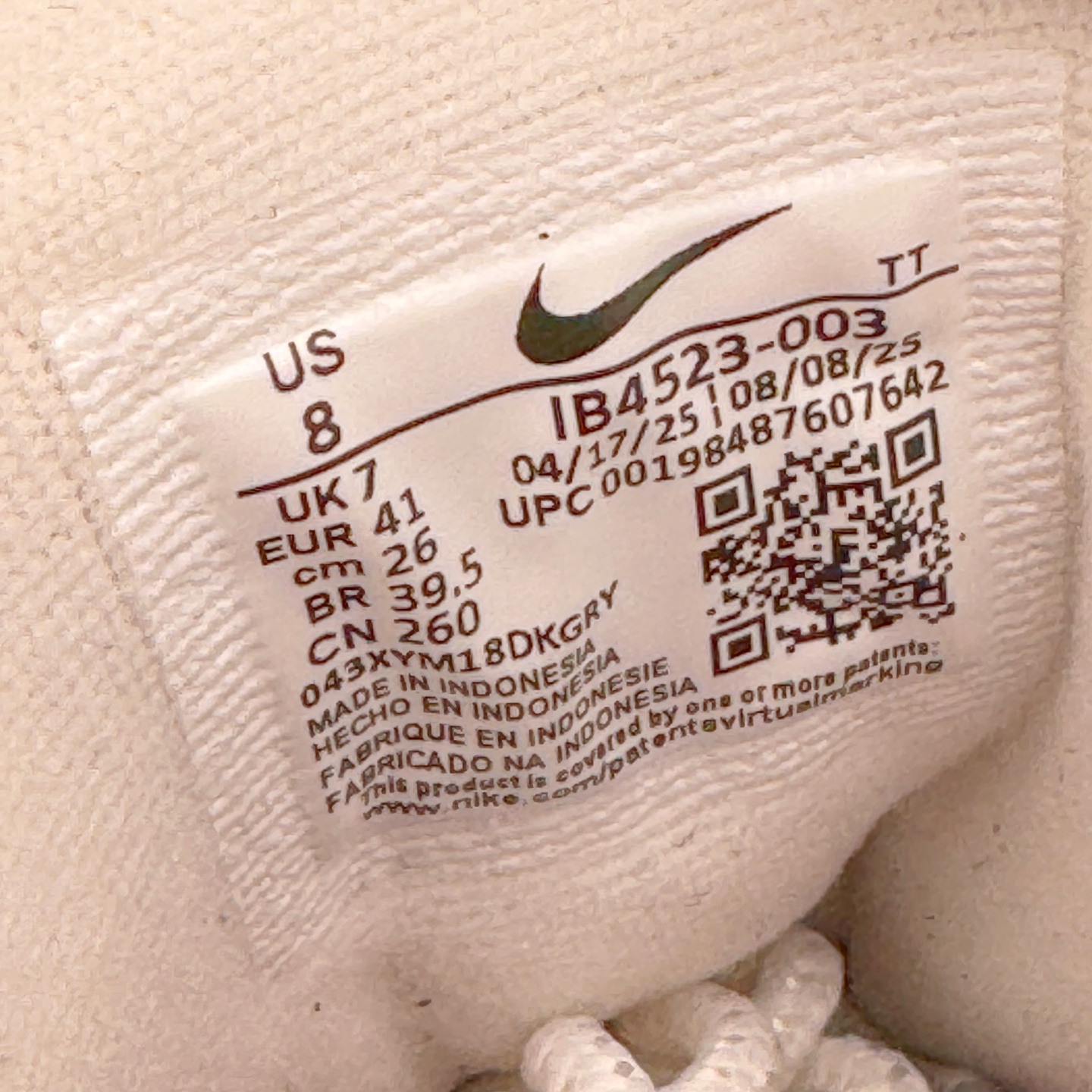 图片[12]-＃GX纯原 UNDEFEATED x NK Air Max 95 SP 纽约限定 联名灰绿 IB4523-004 经典重温 外单专供大厂出品 品质稳定 一百余色 终端操作 鞋款设计灵感源于人体构造 中底设计基于人体的脊柱构造 是整体设计的核心 尼龙孔眼代表了肋骨 而分层式面板和网眼象征着肌肉纤维和肉体组织 Air Max 95采用了两个独立的吹塑成型的Air-Sole单元 并首次在前掌使用可视化气垫设计 Swoosh logo夜当作一个 点符号放在了鞋子的后帮位置 20年的发展让 AIR MAX 95有了不同的故事 20年后再度面向世人的时候 焕然一新的面貌 让人有了另外一种清新脱俗的感觉 尺码：40 40.5 41 42 42.5 43 44 44.5 45 45.5 46 47.5 48.5-选品中心