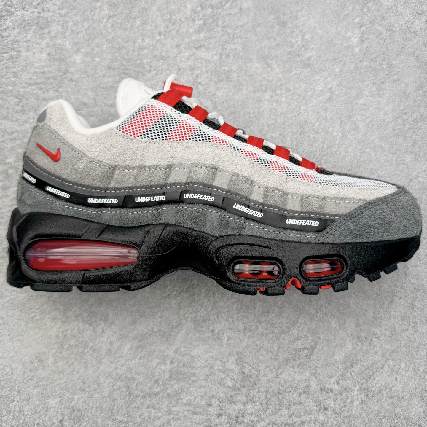 ＃GX纯原 UNDEFEATED x NK Air Max 95 SP 纽约限定 联名灰绿 IB4523-004 经典重温 外单专供大厂出品 品质稳定 一百余色 终端操作 鞋款设计灵感源于人体构造 中底设计基于人体的脊柱构造 是整体设计的核心 尼龙孔眼代表了肋骨 而分层式面板和网眼象征着肌肉纤维和肉体组织 Air Max 95采用了两个独立的吹塑成型的Air-Sole单元 并首次在前掌使用可视化气垫设计 Swoosh logo夜当作一个 点符号放在了鞋子的后帮位置 20年的发展让 AIR MAX 95有了不同的故事 20年后再度面向世人的时候 焕然一新的面貌 让人有了另外一种清新脱俗的感觉 尺码：40 40.5 41 42 42.5 43 44 44.5 45 45.5 46 47.5 48.5-选品中心