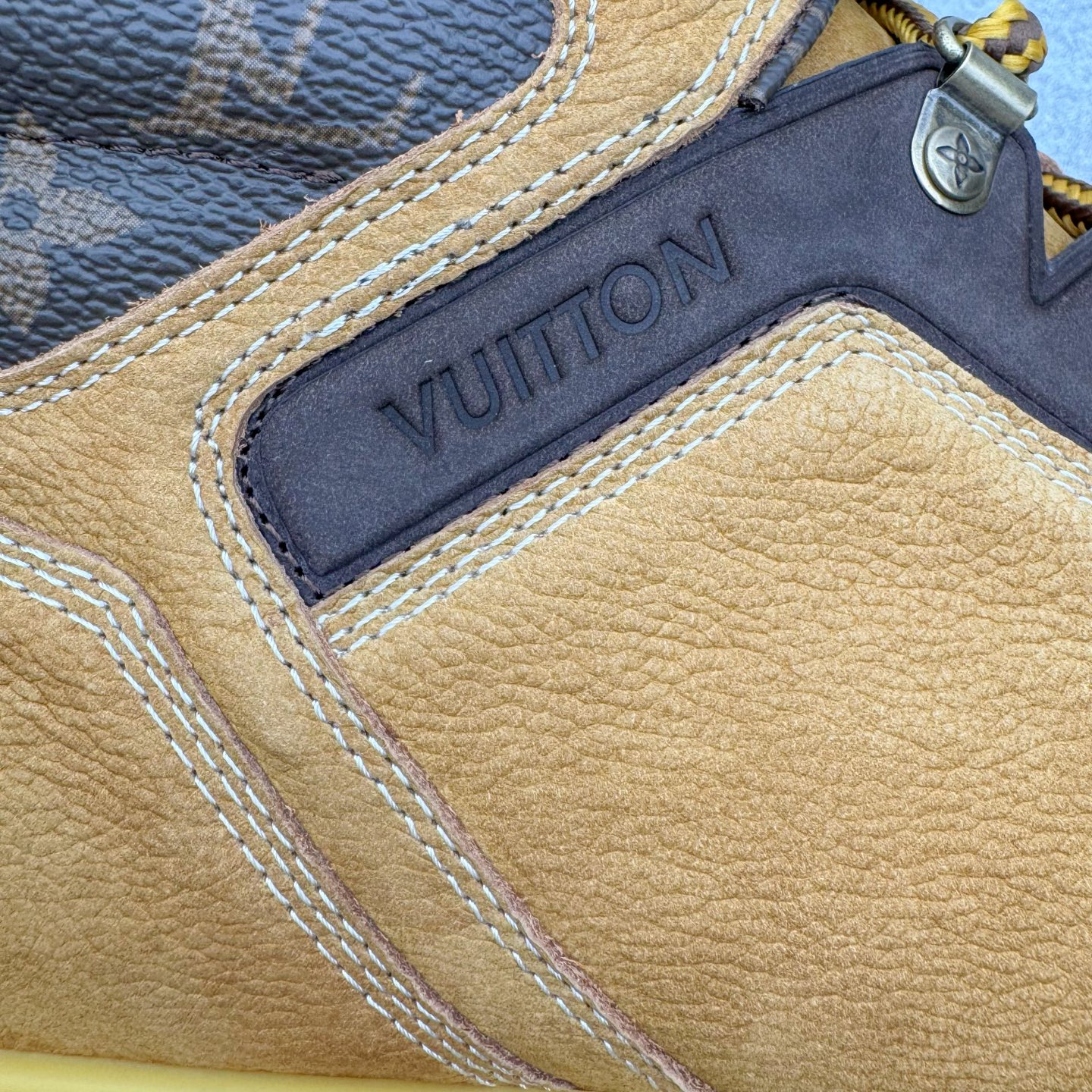 图片[15]-＃GD广顶 Louis Vuitton x Timberland 6 Inch Leather Ankle Boots LV联名添柏岚系列经典复古户外6英寸休闲工装天伯伦大黄靴 东莞代工品质#内标Timberland LOGO带有紫光防伪标识#升级厚实抽屉礼品鞋盒及全套代购包装说明书防尘布袋物件#原楦原纸版数据开发版型#原厂宝元注射机#四线电脑车线并齐#采用进口Monogram 压纹头层磨砂皮料鞋面材质全部内里搭配真皮革材料!!)#原装一致全磨砂皮领口#六边蜂窝抗疲劳减震PU鞋垫#轻便防滑橡胶发泡组合底 LV x Timberland 及踝靴依托路易威登的精湛匠艺于意大利悉心制作，以 Timberland 的工装风范瞩目亮相 Pharrell Williams 打造的2024 秋冬男装秀场。粒面正绒面皮革和隔热内衬塑造 Timberland 经典设计的放大版本Timberland 外底呈现 Monogram 元素。接缝密封结构升级舒适体验和耐磨性能 Monogram 粒面牛皮革鞋领和合作标识标签丰富细节。粒面正绒面牛皮革 隔热 PimaLoft 内衬 接缝密封结构 圆形织物鞋带 橡胶外底 Monogram 粒面牛皮革鞋领 饰钉和搭扣镂刻路易威登标识 标签、鞋舌和内底点缀路易威登巴黎 x Timberland 标识 侧面 Timberland 标识 鞋底凸纹饰有 Monogram 图案 尺码：女35.5 36 37 38 39 39.5/ 男40 41 42 43 44 45 46（皮鞋码 比运动鞋偏大一码！）-选品中心