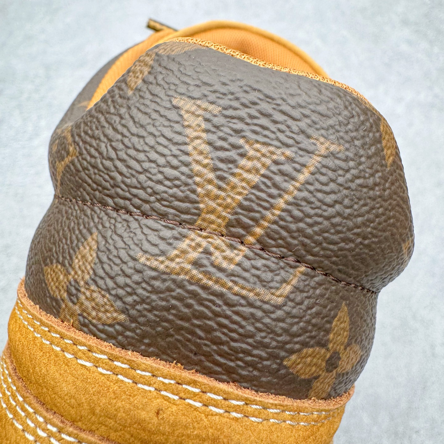 图片[12]-＃GD广顶 Louis Vuitton x Timberland 6 Inch Leather Ankle Boots LV联名添柏岚系列经典复古户外6英寸休闲工装天伯伦大黄靴 东莞代工品质#内标Timberland LOGO带有紫光防伪标识#升级厚实抽屉礼品鞋盒及全套代购包装说明书防尘布袋物件#原楦原纸版数据开发版型#原厂宝元注射机#四线电脑车线并齐#采用进口Monogram 压纹头层磨砂皮料鞋面材质全部内里搭配真皮革材料!!)#原装一致全磨砂皮领口#六边蜂窝抗疲劳减震PU鞋垫#轻便防滑橡胶发泡组合底 LV x Timberland 及踝靴依托路易威登的精湛匠艺于意大利悉心制作，以 Timberland 的工装风范瞩目亮相 Pharrell Williams 打造的2024 秋冬男装秀场。粒面正绒面皮革和隔热内衬塑造 Timberland 经典设计的放大版本Timberland 外底呈现 Monogram 元素。接缝密封结构升级舒适体验和耐磨性能 Monogram 粒面牛皮革鞋领和合作标识标签丰富细节。粒面正绒面牛皮革 隔热 PimaLoft 内衬 接缝密封结构 圆形织物鞋带 橡胶外底 Monogram 粒面牛皮革鞋领 饰钉和搭扣镂刻路易威登标识 标签、鞋舌和内底点缀路易威登巴黎 x Timberland 标识 侧面 Timberland 标识 鞋底凸纹饰有 Monogram 图案 尺码：女35.5 36 37 38 39 39.5/ 男40 41 42 43 44 45 46（皮鞋码 比运动鞋偏大一码！）-选品中心