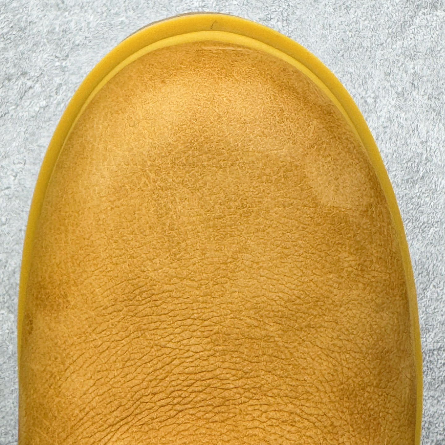 图片[11]-＃GD广顶 Louis Vuitton x Timberland 6 Inch Leather Ankle Boots LV联名添柏岚系列经典复古户外6英寸休闲工装天伯伦大黄靴 东莞代工品质#内标Timberland LOGO带有紫光防伪标识#升级厚实抽屉礼品鞋盒及全套代购包装说明书防尘布袋物件#原楦原纸版数据开发版型#原厂宝元注射机#四线电脑车线并齐#采用进口Monogram 压纹头层磨砂皮料鞋面材质全部内里搭配真皮革材料!!)#原装一致全磨砂皮领口#六边蜂窝抗疲劳减震PU鞋垫#轻便防滑橡胶发泡组合底 LV x Timberland 及踝靴依托路易威登的精湛匠艺于意大利悉心制作，以 Timberland 的工装风范瞩目亮相 Pharrell Williams 打造的2024 秋冬男装秀场。粒面正绒面皮革和隔热内衬塑造 Timberland 经典设计的放大版本Timberland 外底呈现 Monogram 元素。接缝密封结构升级舒适体验和耐磨性能 Monogram 粒面牛皮革鞋领和合作标识标签丰富细节。粒面正绒面牛皮革 隔热 PimaLoft 内衬 接缝密封结构 圆形织物鞋带 橡胶外底 Monogram 粒面牛皮革鞋领 饰钉和搭扣镂刻路易威登标识 标签、鞋舌和内底点缀路易威登巴黎 x Timberland 标识 侧面 Timberland 标识 鞋底凸纹饰有 Monogram 图案 尺码：女35.5 36 37 38 39 39.5/ 男40 41 42 43 44 45 46（皮鞋码 比运动鞋偏大一码！）-选品中心