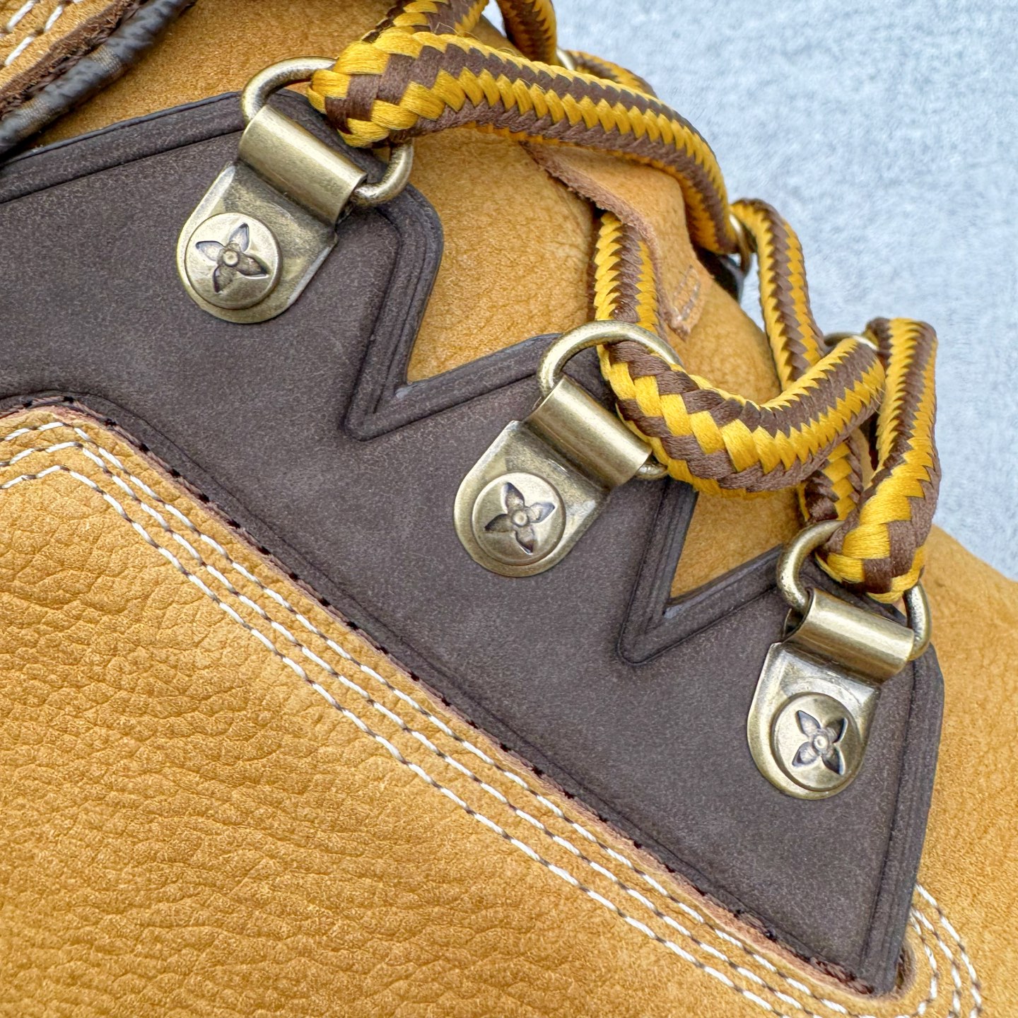 图片[14]-＃GD广顶 Louis Vuitton x Timberland 6 Inch Leather Ankle Boots LV联名添柏岚系列经典复古户外6英寸休闲工装天伯伦大黄靴 东莞代工品质#内标Timberland LOGO带有紫光防伪标识#升级厚实抽屉礼品鞋盒及全套代购包装说明书防尘布袋物件#原楦原纸版数据开发版型#原厂宝元注射机#四线电脑车线并齐#采用进口Monogram 压纹头层磨砂皮料鞋面材质全部内里搭配真皮革材料!!)#原装一致全磨砂皮领口#六边蜂窝抗疲劳减震PU鞋垫#轻便防滑橡胶发泡组合底 LV x Timberland 及踝靴依托路易威登的精湛匠艺于意大利悉心制作，以 Timberland 的工装风范瞩目亮相 Pharrell Williams 打造的2024 秋冬男装秀场。粒面正绒面皮革和隔热内衬塑造 Timberland 经典设计的放大版本Timberland 外底呈现 Monogram 元素。接缝密封结构升级舒适体验和耐磨性能 Monogram 粒面牛皮革鞋领和合作标识标签丰富细节。粒面正绒面牛皮革 隔热 PimaLoft 内衬 接缝密封结构 圆形织物鞋带 橡胶外底 Monogram 粒面牛皮革鞋领 饰钉和搭扣镂刻路易威登标识 标签、鞋舌和内底点缀路易威登巴黎 x Timberland 标识 侧面 Timberland 标识 鞋底凸纹饰有 Monogram 图案 尺码：女35.5 36 37 38 39 39.5/ 男40 41 42 43 44 45 46（皮鞋码 比运动鞋偏大一码！）-选品中心
