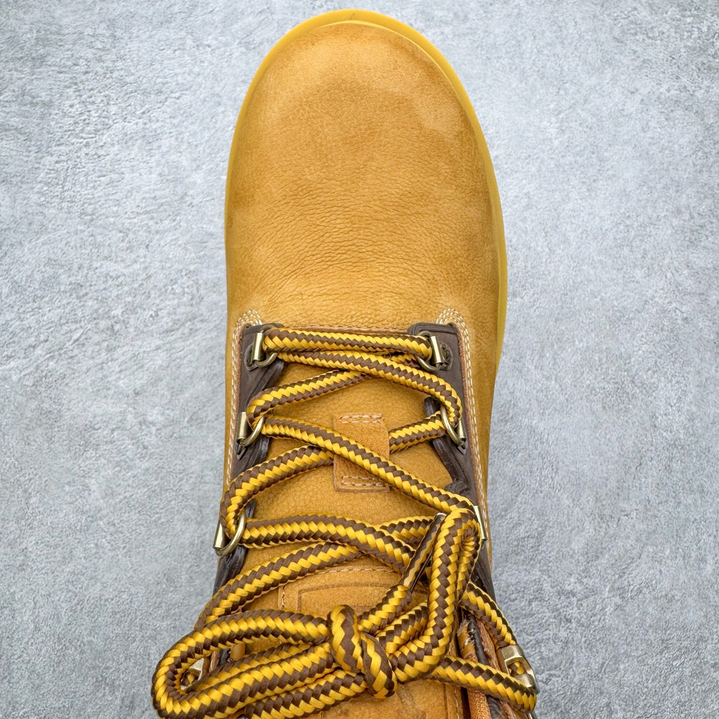 图片[4]-＃GD广顶 Louis Vuitton x Timberland 6 Inch Leather Ankle Boots LV联名添柏岚系列经典复古户外6英寸休闲工装天伯伦大黄靴 东莞代工品质#内标Timberland LOGO带有紫光防伪标识#升级厚实抽屉礼品鞋盒及全套代购包装说明书防尘布袋物件#原楦原纸版数据开发版型#原厂宝元注射机#四线电脑车线并齐#采用进口Monogram 压纹头层磨砂皮料鞋面材质全部内里搭配真皮革材料!!)#原装一致全磨砂皮领口#六边蜂窝抗疲劳减震PU鞋垫#轻便防滑橡胶发泡组合底 LV x Timberland 及踝靴依托路易威登的精湛匠艺于意大利悉心制作，以 Timberland 的工装风范瞩目亮相 Pharrell Williams 打造的2024 秋冬男装秀场。粒面正绒面皮革和隔热内衬塑造 Timberland 经典设计的放大版本Timberland 外底呈现 Monogram 元素。接缝密封结构升级舒适体验和耐磨性能 Monogram 粒面牛皮革鞋领和合作标识标签丰富细节。粒面正绒面牛皮革 隔热 PimaLoft 内衬 接缝密封结构 圆形织物鞋带 橡胶外底 Monogram 粒面牛皮革鞋领 饰钉和搭扣镂刻路易威登标识 标签、鞋舌和内底点缀路易威登巴黎 x Timberland 标识 侧面 Timberland 标识 鞋底凸纹饰有 Monogram 图案 尺码：女35.5 36 37 38 39 39.5/ 男40 41 42 43 44 45 46（皮鞋码 比运动鞋偏大一码！）-选品中心