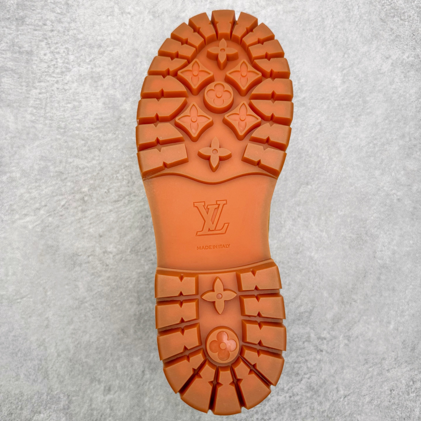 图片[9]-＃GD广顶 Louis Vuitton x Timberland 6 Inch Leather Ankle Boots LV联名添柏岚系列经典复古户外6英寸休闲工装天伯伦大黄靴 东莞代工品质#内标Timberland LOGO带有紫光防伪标识#升级厚实抽屉礼品鞋盒及全套代购包装说明书防尘布袋物件#原楦原纸版数据开发版型#原厂宝元注射机#四线电脑车线并齐#采用进口Monogram 压纹头层磨砂皮料鞋面材质全部内里搭配真皮革材料!!)#原装一致全磨砂皮领口#六边蜂窝抗疲劳减震PU鞋垫#轻便防滑橡胶发泡组合底 LV x Timberland 及踝靴依托路易威登的精湛匠艺于意大利悉心制作，以 Timberland 的工装风范瞩目亮相 Pharrell Williams 打造的2024 秋冬男装秀场。粒面正绒面皮革和隔热内衬塑造 Timberland 经典设计的放大版本Timberland 外底呈现 Monogram 元素。接缝密封结构升级舒适体验和耐磨性能 Monogram 粒面牛皮革鞋领和合作标识标签丰富细节。粒面正绒面牛皮革 隔热 PimaLoft 内衬 接缝密封结构 圆形织物鞋带 橡胶外底 Monogram 粒面牛皮革鞋领 饰钉和搭扣镂刻路易威登标识 标签、鞋舌和内底点缀路易威登巴黎 x Timberland 标识 侧面 Timberland 标识 鞋底凸纹饰有 Monogram 图案 尺码：女35.5 36 37 38 39 39.5/ 男40 41 42 43 44 45 46（皮鞋码 比运动鞋偏大一码！）-选品中心