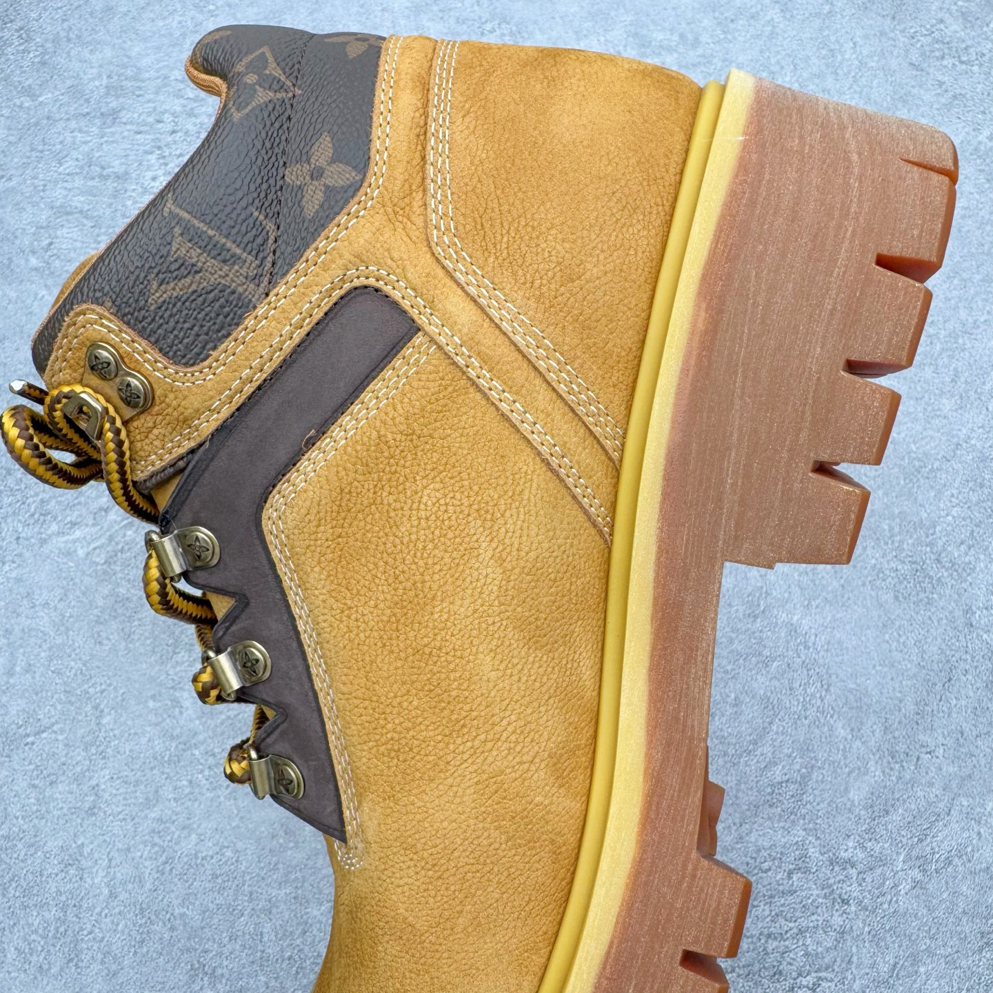 图片[7]-＃GD广顶 Louis Vuitton x Timberland 6 Inch Leather Ankle Boots LV联名添柏岚系列经典复古户外6英寸休闲工装天伯伦大黄靴 东莞代工品质#内标Timberland LOGO带有紫光防伪标识#升级厚实抽屉礼品鞋盒及全套代购包装说明书防尘布袋物件#原楦原纸版数据开发版型#原厂宝元注射机#四线电脑车线并齐#采用进口Monogram 压纹头层磨砂皮料鞋面材质全部内里搭配真皮革材料!!)#原装一致全磨砂皮领口#六边蜂窝抗疲劳减震PU鞋垫#轻便防滑橡胶发泡组合底 LV x Timberland 及踝靴依托路易威登的精湛匠艺于意大利悉心制作，以 Timberland 的工装风范瞩目亮相 Pharrell Williams 打造的2024 秋冬男装秀场。粒面正绒面皮革和隔热内衬塑造 Timberland 经典设计的放大版本Timberland 外底呈现 Monogram 元素。接缝密封结构升级舒适体验和耐磨性能 Monogram 粒面牛皮革鞋领和合作标识标签丰富细节。粒面正绒面牛皮革 隔热 PimaLoft 内衬 接缝密封结构 圆形织物鞋带 橡胶外底 Monogram 粒面牛皮革鞋领 饰钉和搭扣镂刻路易威登标识 标签、鞋舌和内底点缀路易威登巴黎 x Timberland 标识 侧面 Timberland 标识 鞋底凸纹饰有 Monogram 图案 尺码：女35.5 36 37 38 39 39.5/ 男40 41 42 43 44 45 46（皮鞋码 比运动鞋偏大一码！）-选品中心