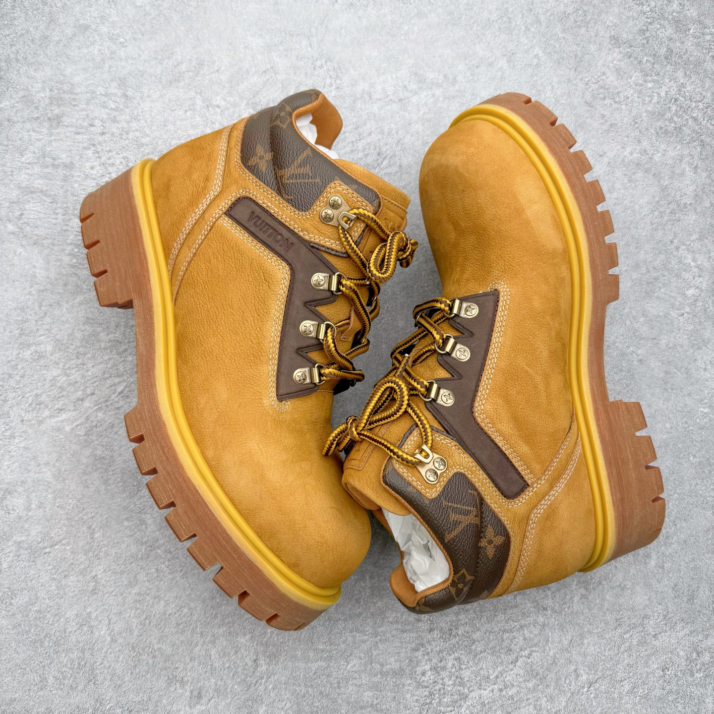 图片[3]-＃GD广顶 Louis Vuitton x Timberland 6 Inch Leather Ankle Boots LV联名添柏岚系列经典复古户外6英寸休闲工装天伯伦大黄靴 东莞代工品质#内标Timberland LOGO带有紫光防伪标识#升级厚实抽屉礼品鞋盒及全套代购包装说明书防尘布袋物件#原楦原纸版数据开发版型#原厂宝元注射机#四线电脑车线并齐#采用进口Monogram 压纹头层磨砂皮料鞋面材质全部内里搭配真皮革材料!!)#原装一致全磨砂皮领口#六边蜂窝抗疲劳减震PU鞋垫#轻便防滑橡胶发泡组合底 LV x Timberland 及踝靴依托路易威登的精湛匠艺于意大利悉心制作，以 Timberland 的工装风范瞩目亮相 Pharrell Williams 打造的2024 秋冬男装秀场。粒面正绒面皮革和隔热内衬塑造 Timberland 经典设计的放大版本Timberland 外底呈现 Monogram 元素。接缝密封结构升级舒适体验和耐磨性能 Monogram 粒面牛皮革鞋领和合作标识标签丰富细节。粒面正绒面牛皮革 隔热 PimaLoft 内衬 接缝密封结构 圆形织物鞋带 橡胶外底 Monogram 粒面牛皮革鞋领 饰钉和搭扣镂刻路易威登标识 标签、鞋舌和内底点缀路易威登巴黎 x Timberland 标识 侧面 Timberland 标识 鞋底凸纹饰有 Monogram 图案 尺码：女35.5 36 37 38 39 39.5/ 男40 41 42 43 44 45 46（皮鞋码 比运动鞋偏大一码！）-选品中心
