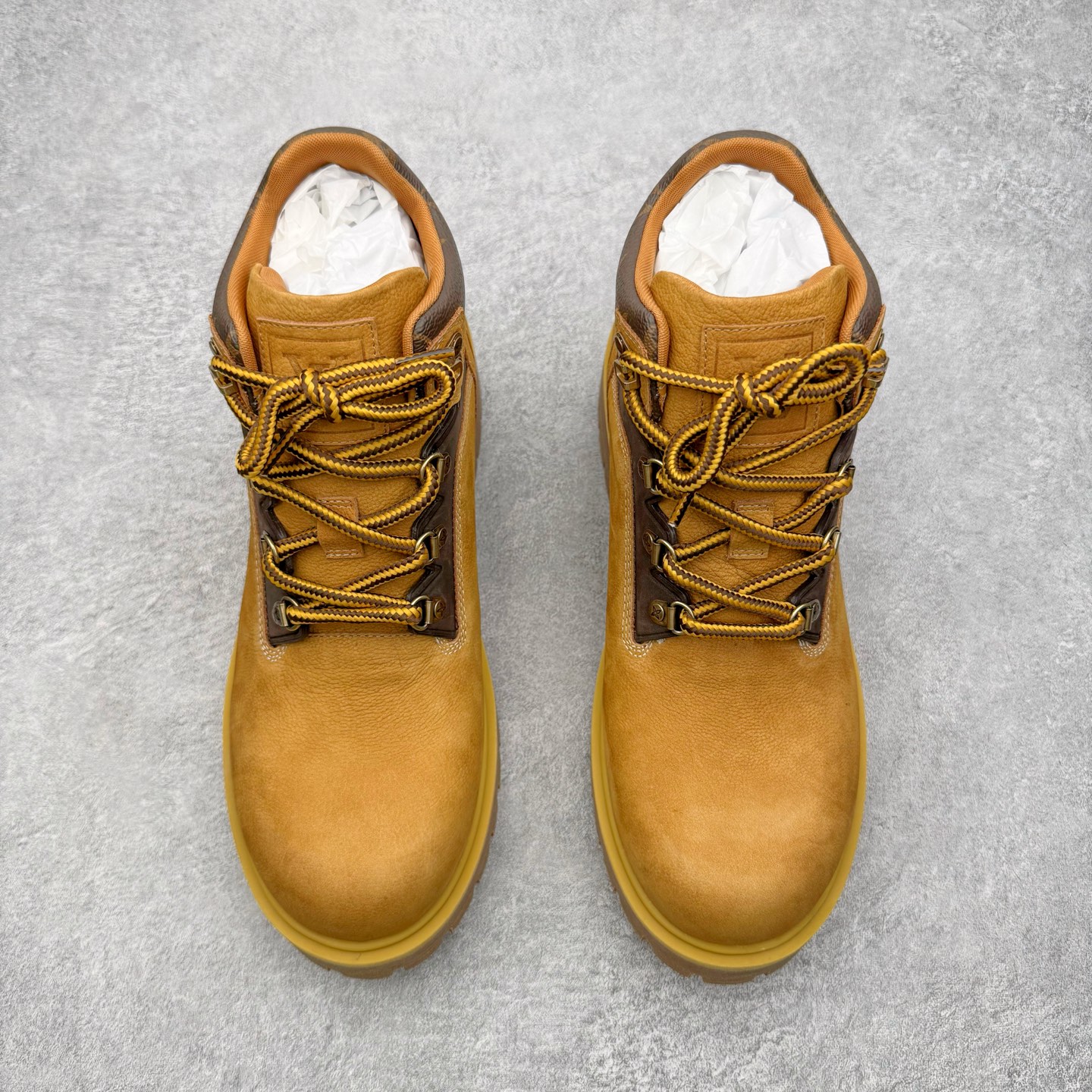 图片[2]-＃GD广顶 Louis Vuitton x Timberland 6 Inch Leather Ankle Boots LV联名添柏岚系列经典复古户外6英寸休闲工装天伯伦大黄靴 东莞代工品质#内标Timberland LOGO带有紫光防伪标识#升级厚实抽屉礼品鞋盒及全套代购包装说明书防尘布袋物件#原楦原纸版数据开发版型#原厂宝元注射机#四线电脑车线并齐#采用进口Monogram 压纹头层磨砂皮料鞋面材质全部内里搭配真皮革材料!!)#原装一致全磨砂皮领口#六边蜂窝抗疲劳减震PU鞋垫#轻便防滑橡胶发泡组合底 LV x Timberland 及踝靴依托路易威登的精湛匠艺于意大利悉心制作，以 Timberland 的工装风范瞩目亮相 Pharrell Williams 打造的2024 秋冬男装秀场。粒面正绒面皮革和隔热内衬塑造 Timberland 经典设计的放大版本Timberland 外底呈现 Monogram 元素。接缝密封结构升级舒适体验和耐磨性能 Monogram 粒面牛皮革鞋领和合作标识标签丰富细节。粒面正绒面牛皮革 隔热 PimaLoft 内衬 接缝密封结构 圆形织物鞋带 橡胶外底 Monogram 粒面牛皮革鞋领 饰钉和搭扣镂刻路易威登标识 标签、鞋舌和内底点缀路易威登巴黎 x Timberland 标识 侧面 Timberland 标识 鞋底凸纹饰有 Monogram 图案 尺码：女35.5 36 37 38 39 39.5/ 男40 41 42 43 44 45 46（皮鞋码 比运动鞋偏大一码！）-选品中心
