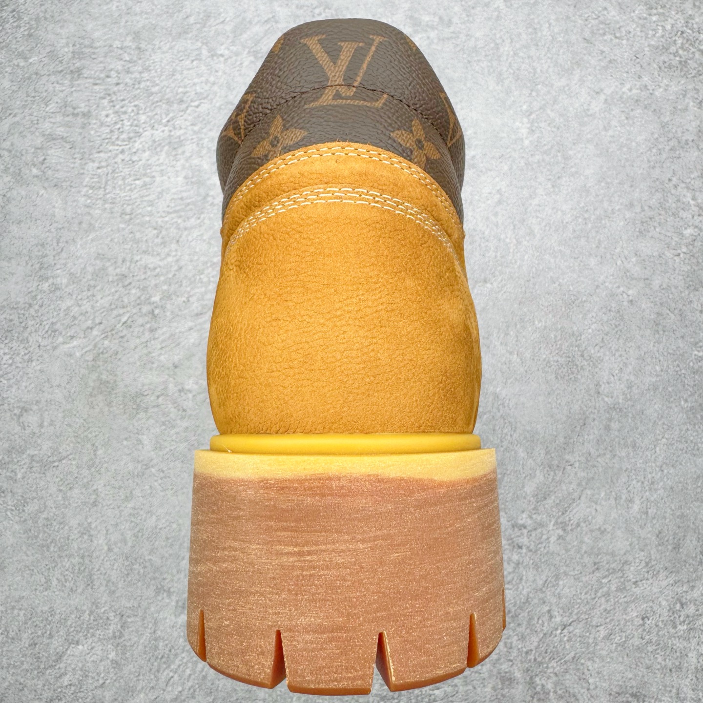 图片[8]-＃GD广顶 Louis Vuitton x Timberland 6 Inch Leather Ankle Boots LV联名添柏岚系列经典复古户外6英寸休闲工装天伯伦大黄靴 东莞代工品质#内标Timberland LOGO带有紫光防伪标识#升级厚实抽屉礼品鞋盒及全套代购包装说明书防尘布袋物件#原楦原纸版数据开发版型#原厂宝元注射机#四线电脑车线并齐#采用进口Monogram 压纹头层磨砂皮料鞋面材质全部内里搭配真皮革材料!!)#原装一致全磨砂皮领口#六边蜂窝抗疲劳减震PU鞋垫#轻便防滑橡胶发泡组合底 LV x Timberland 及踝靴依托路易威登的精湛匠艺于意大利悉心制作，以 Timberland 的工装风范瞩目亮相 Pharrell Williams 打造的2024 秋冬男装秀场。粒面正绒面皮革和隔热内衬塑造 Timberland 经典设计的放大版本Timberland 外底呈现 Monogram 元素。接缝密封结构升级舒适体验和耐磨性能 Monogram 粒面牛皮革鞋领和合作标识标签丰富细节。粒面正绒面牛皮革 隔热 PimaLoft 内衬 接缝密封结构 圆形织物鞋带 橡胶外底 Monogram 粒面牛皮革鞋领 饰钉和搭扣镂刻路易威登标识 标签、鞋舌和内底点缀路易威登巴黎 x Timberland 标识 侧面 Timberland 标识 鞋底凸纹饰有 Monogram 图案 尺码：女35.5 36 37 38 39 39.5/ 男40 41 42 43 44 45 46（皮鞋码 比运动鞋偏大一码！）-选品中心