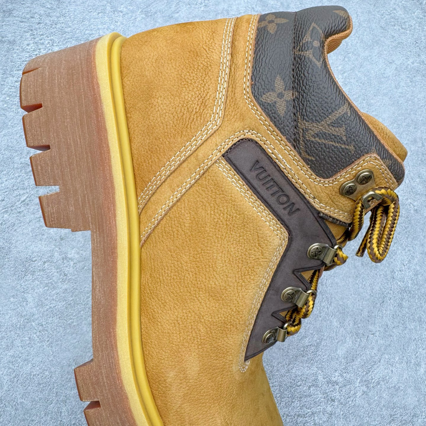 图片[6]-＃GD广顶 Louis Vuitton x Timberland 6 Inch Leather Ankle Boots LV联名添柏岚系列经典复古户外6英寸休闲工装天伯伦大黄靴 东莞代工品质#内标Timberland LOGO带有紫光防伪标识#升级厚实抽屉礼品鞋盒及全套代购包装说明书防尘布袋物件#原楦原纸版数据开发版型#原厂宝元注射机#四线电脑车线并齐#采用进口Monogram 压纹头层磨砂皮料鞋面材质全部内里搭配真皮革材料!!)#原装一致全磨砂皮领口#六边蜂窝抗疲劳减震PU鞋垫#轻便防滑橡胶发泡组合底 LV x Timberland 及踝靴依托路易威登的精湛匠艺于意大利悉心制作，以 Timberland 的工装风范瞩目亮相 Pharrell Williams 打造的2024 秋冬男装秀场。粒面正绒面皮革和隔热内衬塑造 Timberland 经典设计的放大版本Timberland 外底呈现 Monogram 元素。接缝密封结构升级舒适体验和耐磨性能 Monogram 粒面牛皮革鞋领和合作标识标签丰富细节。粒面正绒面牛皮革 隔热 PimaLoft 内衬 接缝密封结构 圆形织物鞋带 橡胶外底 Monogram 粒面牛皮革鞋领 饰钉和搭扣镂刻路易威登标识 标签、鞋舌和内底点缀路易威登巴黎 x Timberland 标识 侧面 Timberland 标识 鞋底凸纹饰有 Monogram 图案 尺码：女35.5 36 37 38 39 39.5/ 男40 41 42 43 44 45 46（皮鞋码 比运动鞋偏大一码！）-选品中心