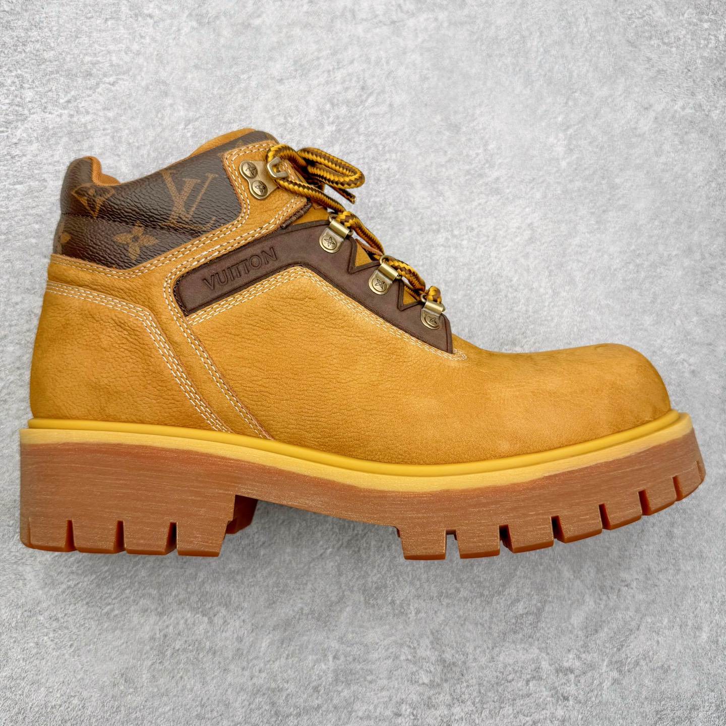 ＃GD广顶 Louis Vuitton x Timberland 6 Inch Leather Ankle Boots LV联名添柏岚系列经典复古户外6英寸休闲工装天伯伦大黄靴 东莞代工品质#内标Timberland LOGO带有紫光防伪标识#升级厚实抽屉礼品鞋盒及全套代购包装说明书防尘布袋物件#原楦原纸版数据开发版型#原厂宝元注射机#四线电脑车线并齐#采用进口Monogram 压纹头层磨砂皮料鞋面材质全部内里搭配真皮革材料!!)#原装一致全磨砂皮领口#六边蜂窝抗疲劳减震PU鞋垫#轻便防滑橡胶发泡组合底 LV x Timberland 及踝靴依托路易威登的精湛匠艺于意大利悉心制作，以 Timberland 的工装风范瞩目亮相 Pharrell Williams 打造的2024 秋冬男装秀场。粒面正绒面皮革和隔热内衬塑造 Timberland 经典设计的放大版本Timberland 外底呈现 Monogram 元素。接缝密封结构升级舒适体验和耐磨性能 Monogram 粒面牛皮革鞋领和合作标识标签丰富细节。粒面正绒面牛皮革 隔热 PimaLoft 内衬 接缝密封结构 圆形织物鞋带 橡胶外底 Monogram 粒面牛皮革鞋领 饰钉和搭扣镂刻路易威登标识 标签、鞋舌和内底点缀路易威登巴黎 x Timberland 标识 侧面 Timberland 标识 鞋底凸纹饰有 Monogram 图案 尺码：女35.5 36 37 38 39 39.5/ 男40 41 42 43 44 45 46（皮鞋码 比运动鞋偏大一码！）-选品中心