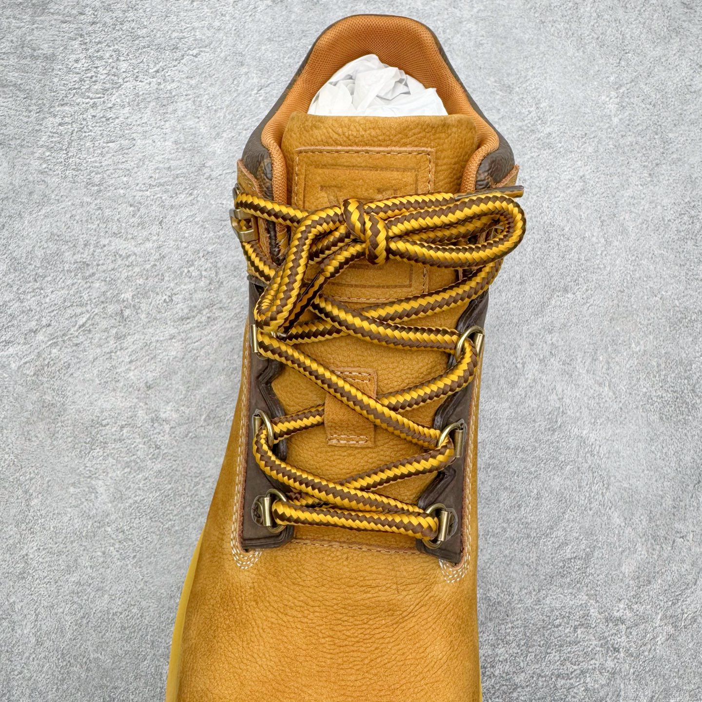 图片[5]-＃GD广顶 Louis Vuitton x Timberland 6 Inch Leather Ankle Boots LV联名添柏岚系列经典复古户外6英寸休闲工装天伯伦大黄靴 东莞代工品质#内标Timberland LOGO带有紫光防伪标识#升级厚实抽屉礼品鞋盒及全套代购包装说明书防尘布袋物件#原楦原纸版数据开发版型#原厂宝元注射机#四线电脑车线并齐#采用进口Monogram 压纹头层磨砂皮料鞋面材质全部内里搭配真皮革材料!!)#原装一致全磨砂皮领口#六边蜂窝抗疲劳减震PU鞋垫#轻便防滑橡胶发泡组合底 LV x Timberland 及踝靴依托路易威登的精湛匠艺于意大利悉心制作，以 Timberland 的工装风范瞩目亮相 Pharrell Williams 打造的2024 秋冬男装秀场。粒面正绒面皮革和隔热内衬塑造 Timberland 经典设计的放大版本Timberland 外底呈现 Monogram 元素。接缝密封结构升级舒适体验和耐磨性能 Monogram 粒面牛皮革鞋领和合作标识标签丰富细节。粒面正绒面牛皮革 隔热 PimaLoft 内衬 接缝密封结构 圆形织物鞋带 橡胶外底 Monogram 粒面牛皮革鞋领 饰钉和搭扣镂刻路易威登标识 标签、鞋舌和内底点缀路易威登巴黎 x Timberland 标识 侧面 Timberland 标识 鞋底凸纹饰有 Monogram 图案 尺码：女35.5 36 37 38 39 39.5/ 男40 41 42 43 44 45 46（皮鞋码 比运动鞋偏大一码！）-选品中心