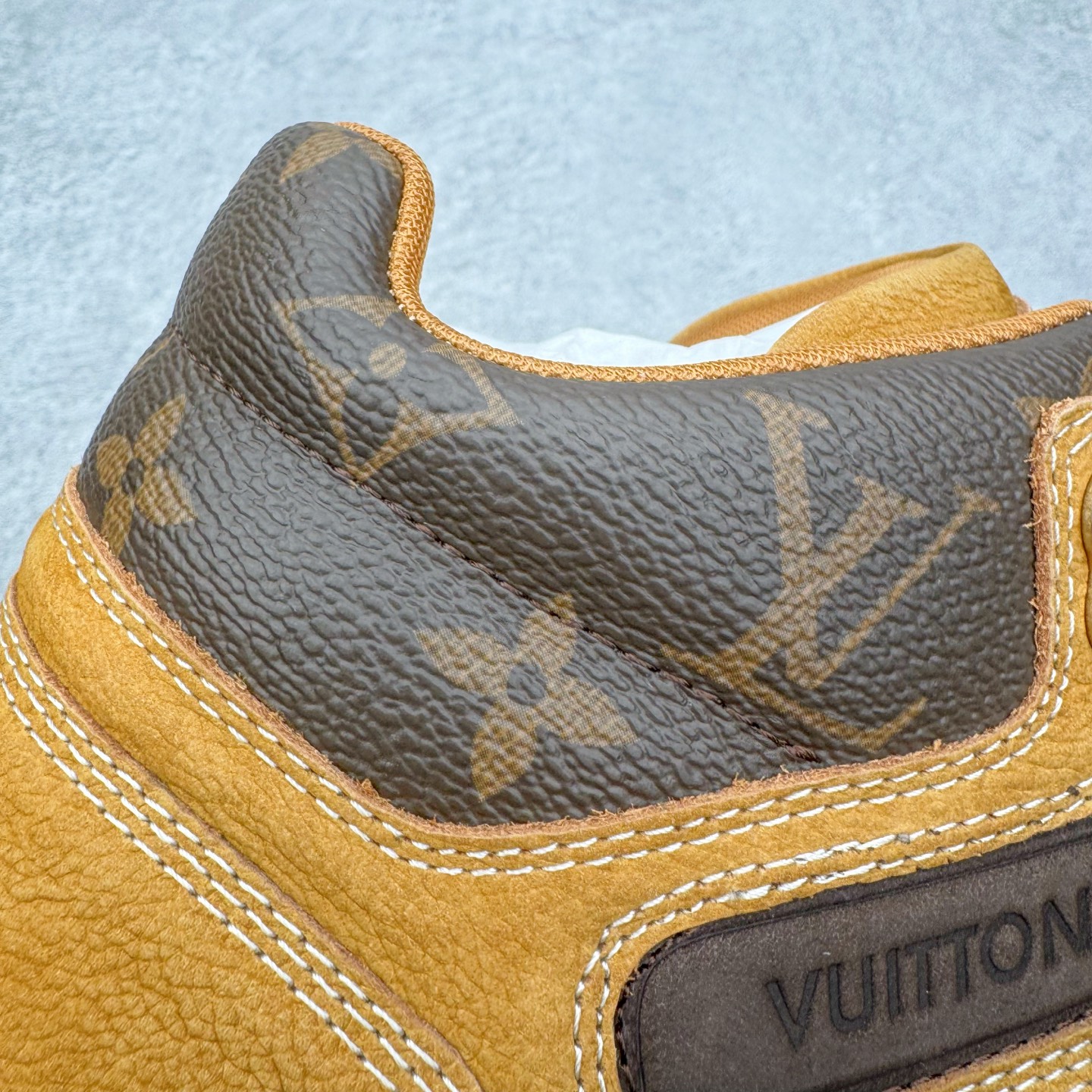 图片[13]-＃GD广顶 Louis Vuitton x Timberland 6 Inch Leather Ankle Boots LV联名添柏岚系列经典复古户外6英寸休闲工装天伯伦大黄靴 东莞代工品质#内标Timberland LOGO带有紫光防伪标识#升级厚实抽屉礼品鞋盒及全套代购包装说明书防尘布袋物件#原楦原纸版数据开发版型#原厂宝元注射机#四线电脑车线并齐#采用进口Monogram 压纹头层磨砂皮料鞋面材质全部内里搭配真皮革材料!!)#原装一致全磨砂皮领口#六边蜂窝抗疲劳减震PU鞋垫#轻便防滑橡胶发泡组合底 LV x Timberland 及踝靴依托路易威登的精湛匠艺于意大利悉心制作，以 Timberland 的工装风范瞩目亮相 Pharrell Williams 打造的2024 秋冬男装秀场。粒面正绒面皮革和隔热内衬塑造 Timberland 经典设计的放大版本Timberland 外底呈现 Monogram 元素。接缝密封结构升级舒适体验和耐磨性能 Monogram 粒面牛皮革鞋领和合作标识标签丰富细节。粒面正绒面牛皮革 隔热 PimaLoft 内衬 接缝密封结构 圆形织物鞋带 橡胶外底 Monogram 粒面牛皮革鞋领 饰钉和搭扣镂刻路易威登标识 标签、鞋舌和内底点缀路易威登巴黎 x Timberland 标识 侧面 Timberland 标识 鞋底凸纹饰有 Monogram 图案 尺码：女35.5 36 37 38 39 39.5/ 男40 41 42 43 44 45 46（皮鞋码 比运动鞋偏大一码！）-选品中心
