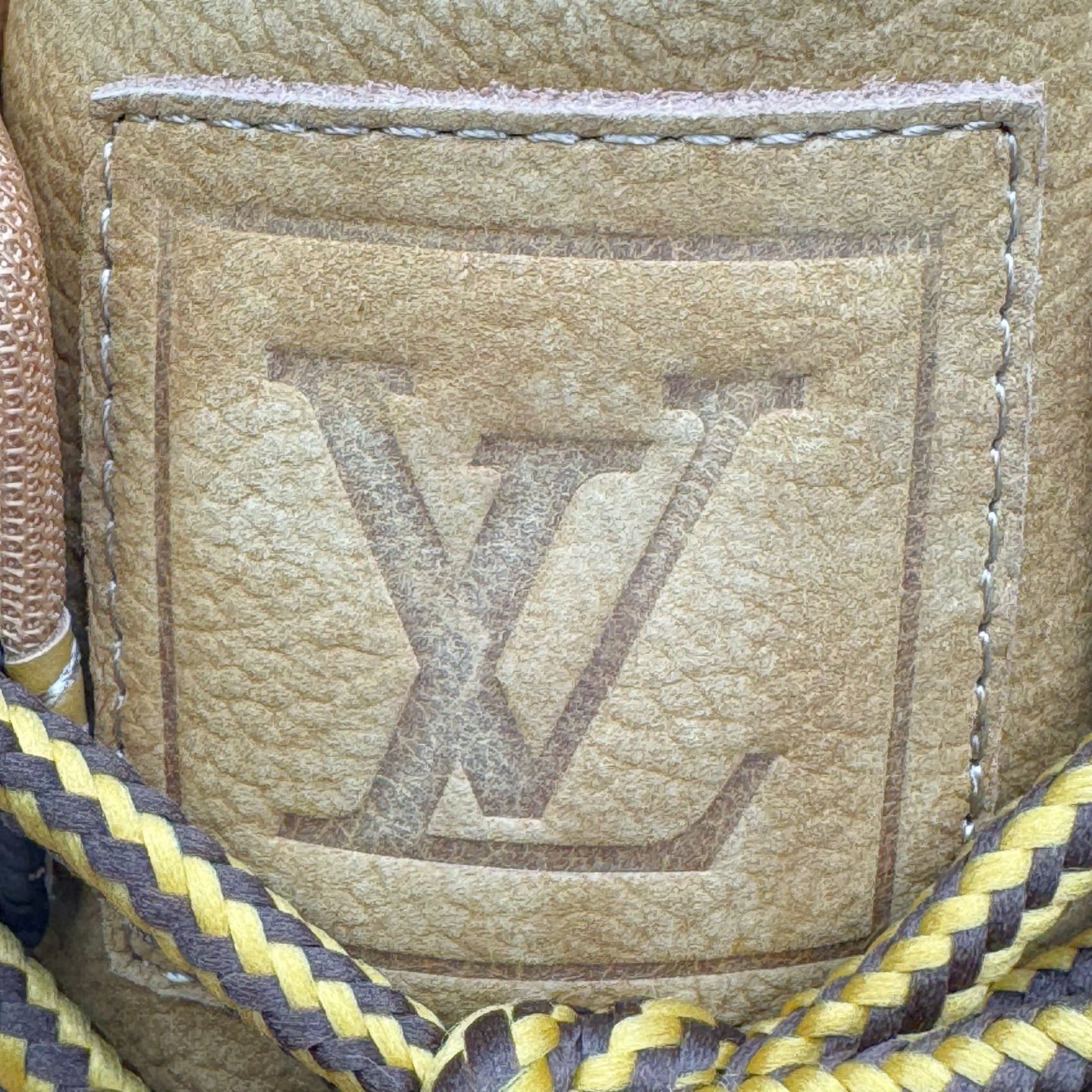 图片[10]-＃GD广顶 Louis Vuitton x Timberland 6 Inch Leather Ankle Boots LV联名添柏岚系列经典复古户外6英寸休闲工装天伯伦大黄靴 东莞代工品质#内标Timberland LOGO带有紫光防伪标识#升级厚实抽屉礼品鞋盒及全套代购包装说明书防尘布袋物件#原楦原纸版数据开发版型#原厂宝元注射机#四线电脑车线并齐#采用进口Monogram 压纹头层磨砂皮料鞋面材质全部内里搭配真皮革材料!!)#原装一致全磨砂皮领口#六边蜂窝抗疲劳减震PU鞋垫#轻便防滑橡胶发泡组合底 LV x Timberland 及踝靴依托路易威登的精湛匠艺于意大利悉心制作，以 Timberland 的工装风范瞩目亮相 Pharrell Williams 打造的2024 秋冬男装秀场。粒面正绒面皮革和隔热内衬塑造 Timberland 经典设计的放大版本Timberland 外底呈现 Monogram 元素。接缝密封结构升级舒适体验和耐磨性能 Monogram 粒面牛皮革鞋领和合作标识标签丰富细节。粒面正绒面牛皮革 隔热 PimaLoft 内衬 接缝密封结构 圆形织物鞋带 橡胶外底 Monogram 粒面牛皮革鞋领 饰钉和搭扣镂刻路易威登标识 标签、鞋舌和内底点缀路易威登巴黎 x Timberland 标识 侧面 Timberland 标识 鞋底凸纹饰有 Monogram 图案 尺码：女35.5 36 37 38 39 39.5/ 男40 41 42 43 44 45 46（皮鞋码 比运动鞋偏大一码！）-选品中心