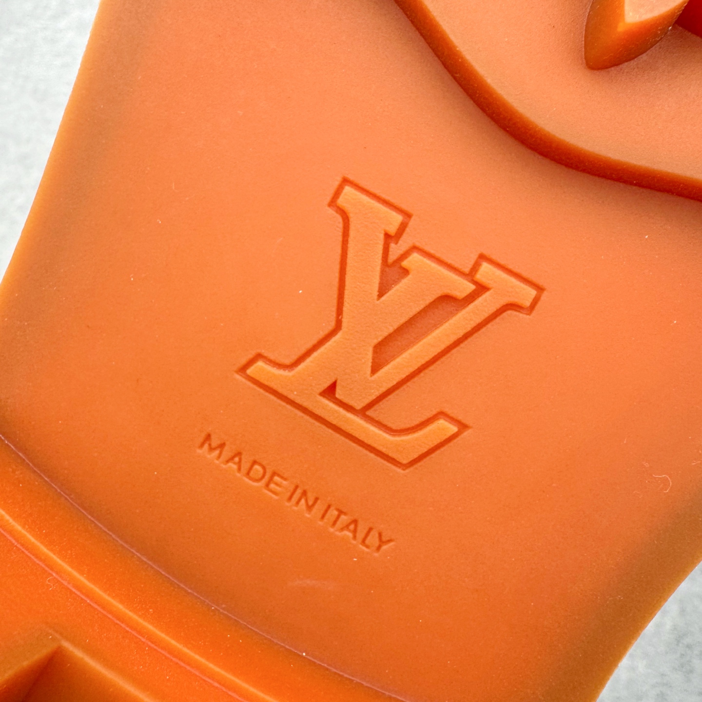 图片[18]-＃GD广顶 Louis Vuitton x Timberland 6 Inch Leather Ankle Boots LV联名添柏岚系列经典复古户外6英寸休闲工装天伯伦大黄靴 东莞代工品质#内标Timberland LOGO带有紫光防伪标识#升级厚实抽屉礼品鞋盒及全套代购包装说明书防尘布袋物件#原楦原纸版数据开发版型#原厂宝元注射机#四线电脑车线并齐#采用进口Monogram 压纹头层磨砂皮料鞋面材质全部内里搭配真皮革材料!!)#原装一致全磨砂皮领口#六边蜂窝抗疲劳减震PU鞋垫#轻便防滑橡胶发泡组合底 LV x Timberland 及踝靴依托路易威登的精湛匠艺于意大利悉心制作，以 Timberland 的工装风范瞩目亮相 Pharrell Williams 打造的2024 秋冬男装秀场。粒面正绒面皮革和隔热内衬塑造 Timberland 经典设计的放大版本Timberland 外底呈现 Monogram 元素。接缝密封结构升级舒适体验和耐磨性能 Monogram 粒面牛皮革鞋领和合作标识标签丰富细节。粒面正绒面牛皮革 隔热 PimaLoft 内衬 接缝密封结构 圆形织物鞋带 橡胶外底 Monogram 粒面牛皮革鞋领 饰钉和搭扣镂刻路易威登标识 标签、鞋舌和内底点缀路易威登巴黎 x Timberland 标识 侧面 Timberland 标识 鞋底凸纹饰有 Monogram 图案 尺码：女35.5 36 37 38 39 39.5/ 男40 41 42 43 44 45 46（皮鞋码 比运动鞋偏大一码！）-选品中心