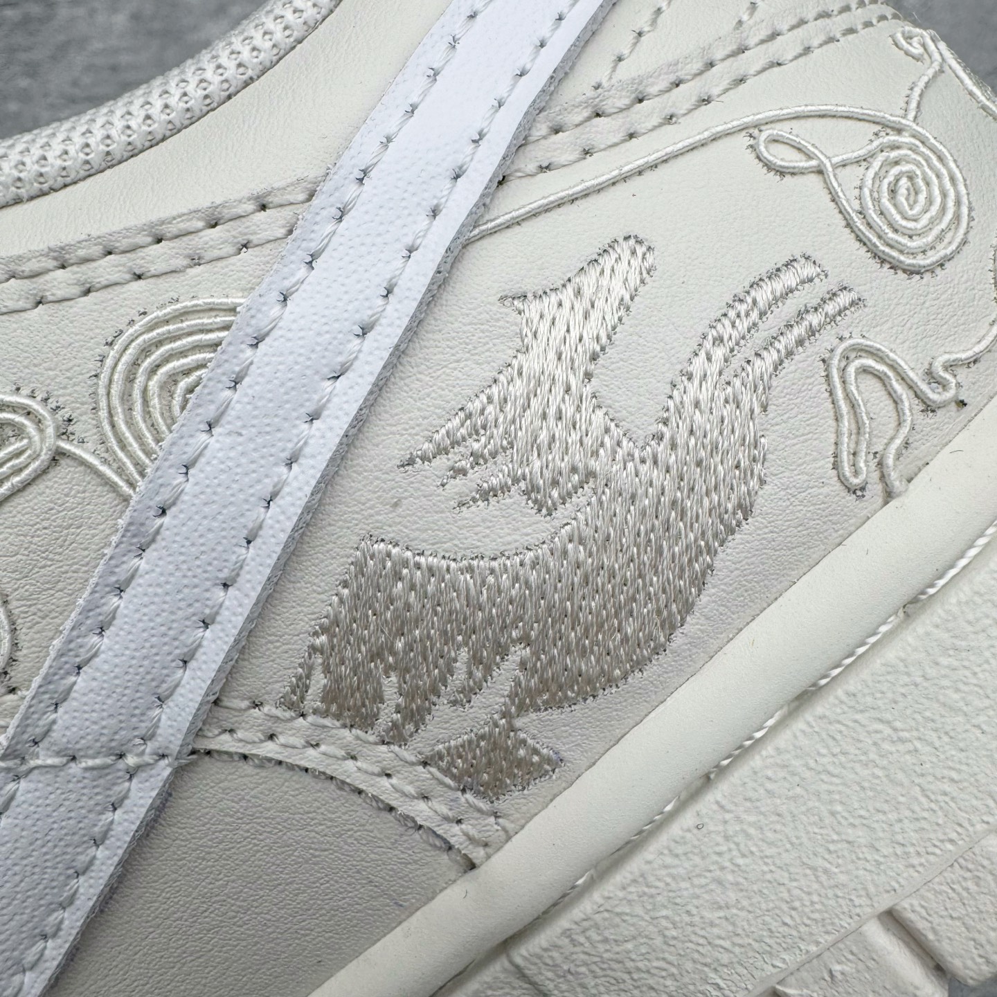 图片[16]-＃YC纯原 NK Dunk Pegasus Pack 马年限定CNY新年款脱缰系列 舒适贴合低帮板鞋 白色 WW1228-174 这次官方选择从中国古代图腾中汲取灵感，以天马作为主设计元素。可以看到鞋身有大量的细腻刺绣，来表达这一主题。包括鞋舌、鞋垫等各处也都填满了特殊细节，彰显 CNY 的特殊规格。甚至鞋带前端也都是为此次专门设计的造型，带来浓郁的生肖氛围。实力大厂出品 新配色陆续开发 利润个位数只为口碑 全套原纸板楦头开发 确保原汁原味 完美呈现DUNK版型 一比一鞋头弧度高度鞋身弧度 此版本只针对中端市场 皮料材质有所更替 其他数据细节工艺流程均保持一致 绝不口嗨 细节品控鞋型随意对比 独家私模官方第六代原厂航空铝磨具打磨大底 鞋头坡度极致还原 无解鞋型 原盒原配 圈内天花板工艺 原厂玻璃冲刀 超高清洁度 全鞋零毛边皮料切割 原厂中底布点胶 中底布拉帮走线遵循公司 尺码：36 36.5 37.5 38 38.5 39 40 40.5 41 42 42.5 43 44 44.5 45 46-选品中心