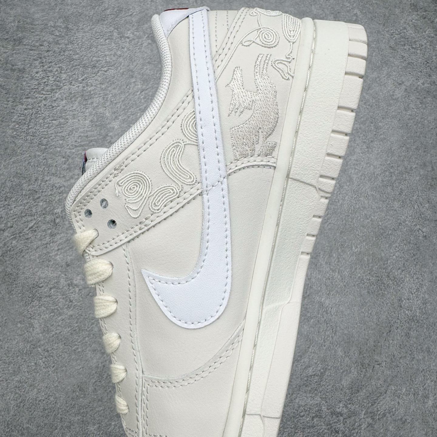 图片[8]-＃YC纯原 NK Dunk Pegasus Pack 马年限定CNY新年款脱缰系列 舒适贴合低帮板鞋 白色 WW1228-174 这次官方选择从中国古代图腾中汲取灵感，以天马作为主设计元素。可以看到鞋身有大量的细腻刺绣，来表达这一主题。包括鞋舌、鞋垫等各处也都填满了特殊细节，彰显 CNY 的特殊规格。甚至鞋带前端也都是为此次专门设计的造型，带来浓郁的生肖氛围。实力大厂出品 新配色陆续开发 利润个位数只为口碑 全套原纸板楦头开发 确保原汁原味 完美呈现DUNK版型 一比一鞋头弧度高度鞋身弧度 此版本只针对中端市场 皮料材质有所更替 其他数据细节工艺流程均保持一致 绝不口嗨 细节品控鞋型随意对比 独家私模官方第六代原厂航空铝磨具打磨大底 鞋头坡度极致还原 无解鞋型 原盒原配 圈内天花板工艺 原厂玻璃冲刀 超高清洁度 全鞋零毛边皮料切割 原厂中底布点胶 中底布拉帮走线遵循公司 尺码：36 36.5 37.5 38 38.5 39 40 40.5 41 42 42.5 43 44 44.5 45 46-选品中心