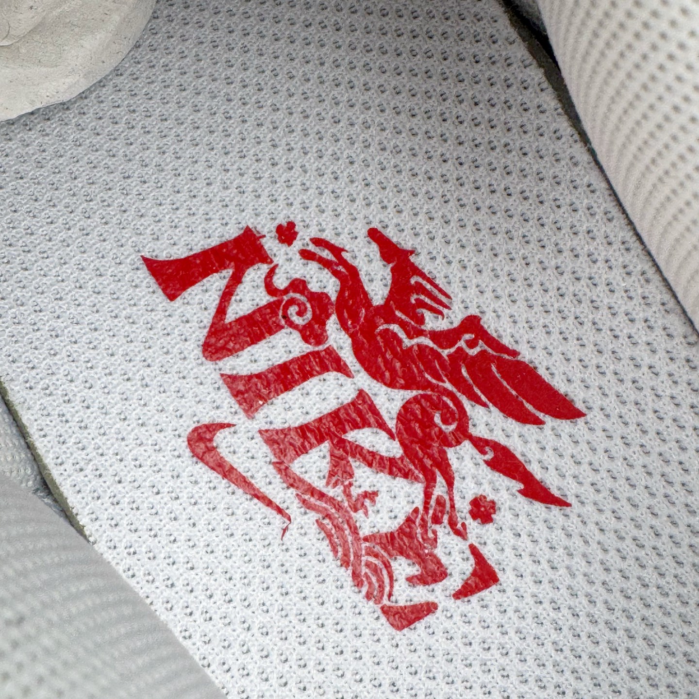 图片[14]-＃YC纯原 NK Dunk Pegasus Pack 马年限定CNY新年款脱缰系列 舒适贴合低帮板鞋 白色 WW1228-174 这次官方选择从中国古代图腾中汲取灵感，以天马作为主设计元素。可以看到鞋身有大量的细腻刺绣，来表达这一主题。包括鞋舌、鞋垫等各处也都填满了特殊细节，彰显 CNY 的特殊规格。甚至鞋带前端也都是为此次专门设计的造型，带来浓郁的生肖氛围。实力大厂出品 新配色陆续开发 利润个位数只为口碑 全套原纸板楦头开发 确保原汁原味 完美呈现DUNK版型 一比一鞋头弧度高度鞋身弧度 此版本只针对中端市场 皮料材质有所更替 其他数据细节工艺流程均保持一致 绝不口嗨 细节品控鞋型随意对比 独家私模官方第六代原厂航空铝磨具打磨大底 鞋头坡度极致还原 无解鞋型 原盒原配 圈内天花板工艺 原厂玻璃冲刀 超高清洁度 全鞋零毛边皮料切割 原厂中底布点胶 中底布拉帮走线遵循公司 尺码：36 36.5 37.5 38 38.5 39 40 40.5 41 42 42.5 43 44 44.5 45 46-选品中心