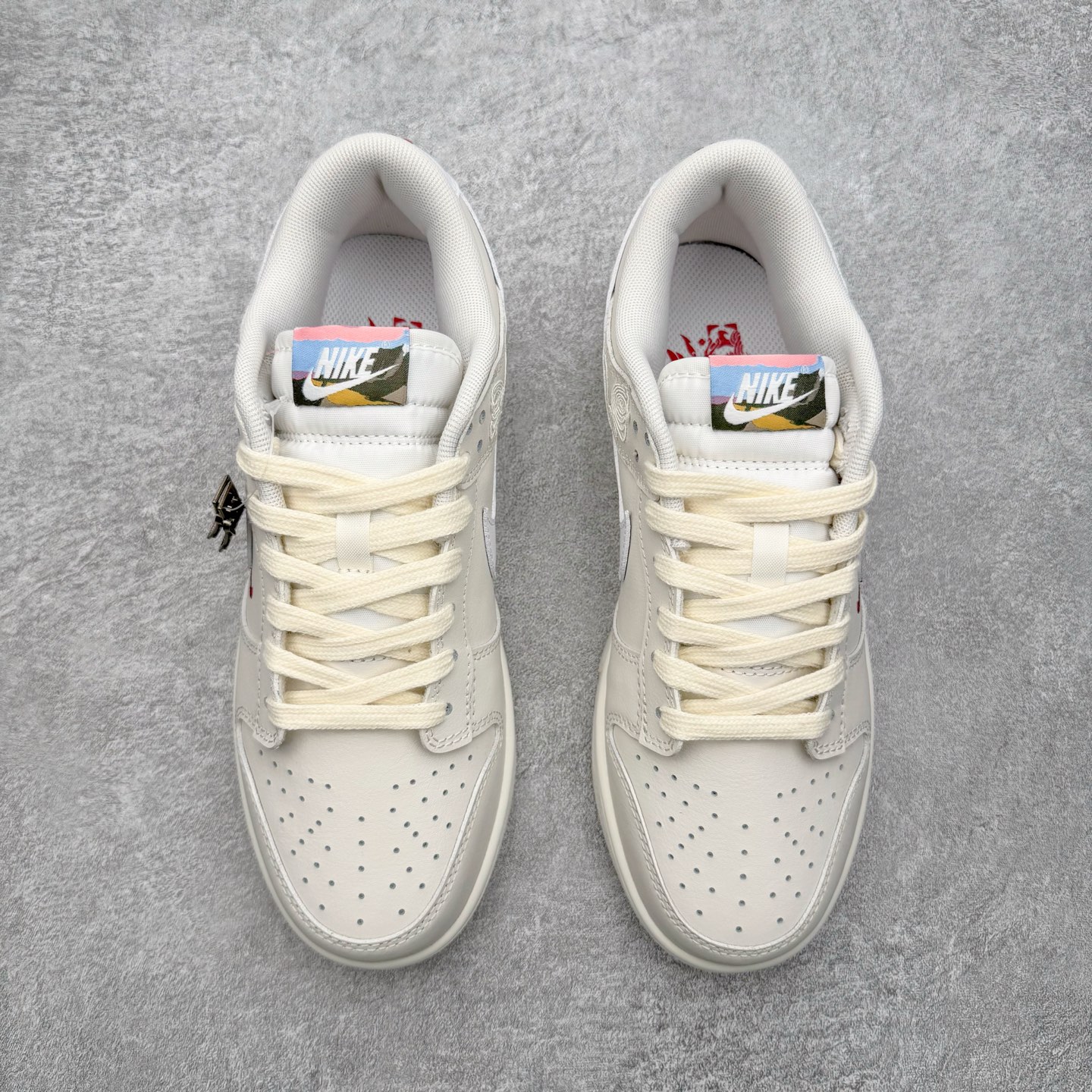 图片[2]-＃YC纯原 NK Dunk Pegasus Pack 马年限定CNY新年款脱缰系列 舒适贴合低帮板鞋 白色 WW1228-174 这次官方选择从中国古代图腾中汲取灵感，以天马作为主设计元素。可以看到鞋身有大量的细腻刺绣，来表达这一主题。包括鞋舌、鞋垫等各处也都填满了特殊细节，彰显 CNY 的特殊规格。甚至鞋带前端也都是为此次专门设计的造型，带来浓郁的生肖氛围。实力大厂出品 新配色陆续开发 利润个位数只为口碑 全套原纸板楦头开发 确保原汁原味 完美呈现DUNK版型 一比一鞋头弧度高度鞋身弧度 此版本只针对中端市场 皮料材质有所更替 其他数据细节工艺流程均保持一致 绝不口嗨 细节品控鞋型随意对比 独家私模官方第六代原厂航空铝磨具打磨大底 鞋头坡度极致还原 无解鞋型 原盒原配 圈内天花板工艺 原厂玻璃冲刀 超高清洁度 全鞋零毛边皮料切割 原厂中底布点胶 中底布拉帮走线遵循公司 尺码：36 36.5 37.5 38 38.5 39 40 40.5 41 42 42.5 43 44 44.5 45 46-选品中心