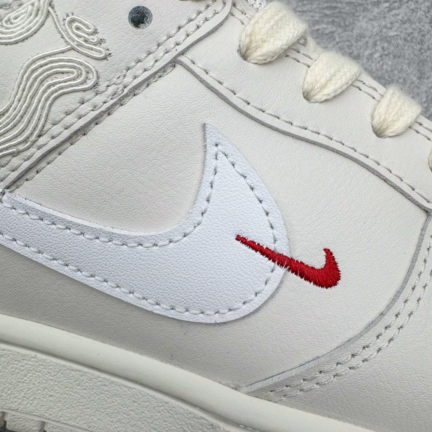图片[22]-＃YC纯原 NK Dunk Pegasus Pack 马年限定CNY新年款脱缰系列 舒适贴合低帮板鞋 白色 WW1228-174 这次官方选择从中国古代图腾中汲取灵感，以天马作为主设计元素。可以看到鞋身有大量的细腻刺绣，来表达这一主题。包括鞋舌、鞋垫等各处也都填满了特殊细节，彰显 CNY 的特殊规格。甚至鞋带前端也都是为此次专门设计的造型，带来浓郁的生肖氛围。实力大厂出品 新配色陆续开发 利润个位数只为口碑 全套原纸板楦头开发 确保原汁原味 完美呈现DUNK版型 一比一鞋头弧度高度鞋身弧度 此版本只针对中端市场 皮料材质有所更替 其他数据细节工艺流程均保持一致 绝不口嗨 细节品控鞋型随意对比 独家私模官方第六代原厂航空铝磨具打磨大底 鞋头坡度极致还原 无解鞋型 原盒原配 圈内天花板工艺 原厂玻璃冲刀 超高清洁度 全鞋零毛边皮料切割 原厂中底布点胶 中底布拉帮走线遵循公司 尺码：36 36.5 37.5 38 38.5 39 40 40.5 41 42 42.5 43 44 44.5 45 46-选品中心
