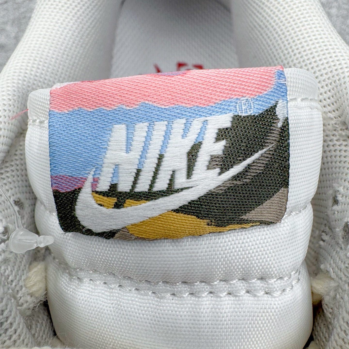 图片[15]-＃YC纯原 NK Dunk Pegasus Pack 马年限定CNY新年款脱缰系列 舒适贴合低帮板鞋 白色 WW1228-174 这次官方选择从中国古代图腾中汲取灵感，以天马作为主设计元素。可以看到鞋身有大量的细腻刺绣，来表达这一主题。包括鞋舌、鞋垫等各处也都填满了特殊细节，彰显 CNY 的特殊规格。甚至鞋带前端也都是为此次专门设计的造型，带来浓郁的生肖氛围。实力大厂出品 新配色陆续开发 利润个位数只为口碑 全套原纸板楦头开发 确保原汁原味 完美呈现DUNK版型 一比一鞋头弧度高度鞋身弧度 此版本只针对中端市场 皮料材质有所更替 其他数据细节工艺流程均保持一致 绝不口嗨 细节品控鞋型随意对比 独家私模官方第六代原厂航空铝磨具打磨大底 鞋头坡度极致还原 无解鞋型 原盒原配 圈内天花板工艺 原厂玻璃冲刀 超高清洁度 全鞋零毛边皮料切割 原厂中底布点胶 中底布拉帮走线遵循公司 尺码：36 36.5 37.5 38 38.5 39 40 40.5 41 42 42.5 43 44 44.5 45 46-选品中心