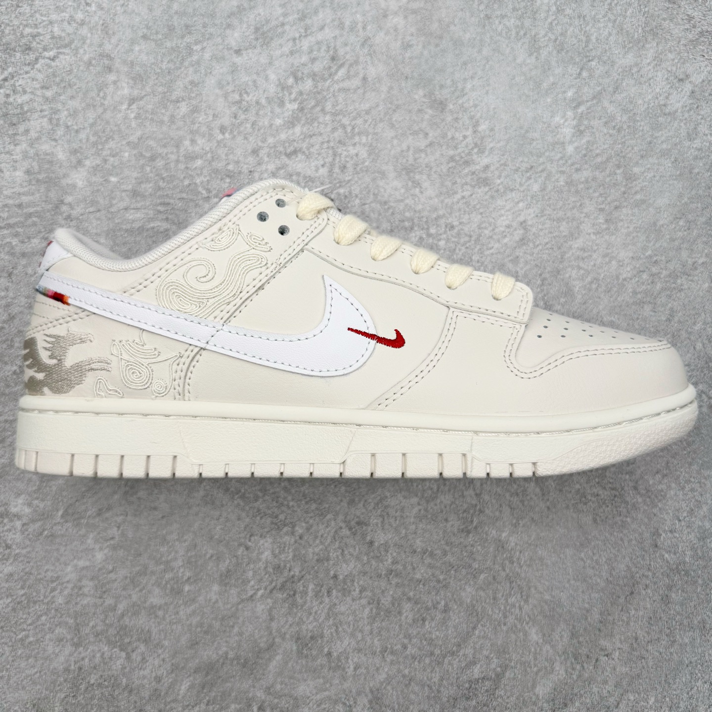 ＃YC纯原 NK Dunk Pegasus Pack 马年限定CNY新年款脱缰系列 舒适贴合低帮板鞋 白色 WW1228-174 这次官方选择从中国古代图腾中汲取灵感，以天马作为主设计元素。可以看到鞋身有大量的细腻刺绣，来表达这一主题。包括鞋舌、鞋垫等各处也都填满了特殊细节，彰显 CNY 的特殊规格。甚至鞋带前端也都是为此次专门设计的造型，带来浓郁的生肖氛围。实力大厂出品 新配色陆续开发 利润个位数只为口碑 全套原纸板楦头开发 确保原汁原味 完美呈现DUNK版型 一比一鞋头弧度高度鞋身弧度 此版本只针对中端市场 皮料材质有所更替 其他数据细节工艺流程均保持一致 绝不口嗨 细节品控鞋型随意对比 独家私模官方第六代原厂航空铝磨具打磨大底 鞋头坡度极致还原 无解鞋型 原盒原配 圈内天花板工艺 原厂玻璃冲刀 超高清洁度 全鞋零毛边皮料切割 原厂中底布点胶 中底布拉帮走线遵循公司 尺码：36 36.5 37.5 38 38.5 39 40 40.5 41 42 42.5 43 44 44.5 45 46-选品中心
