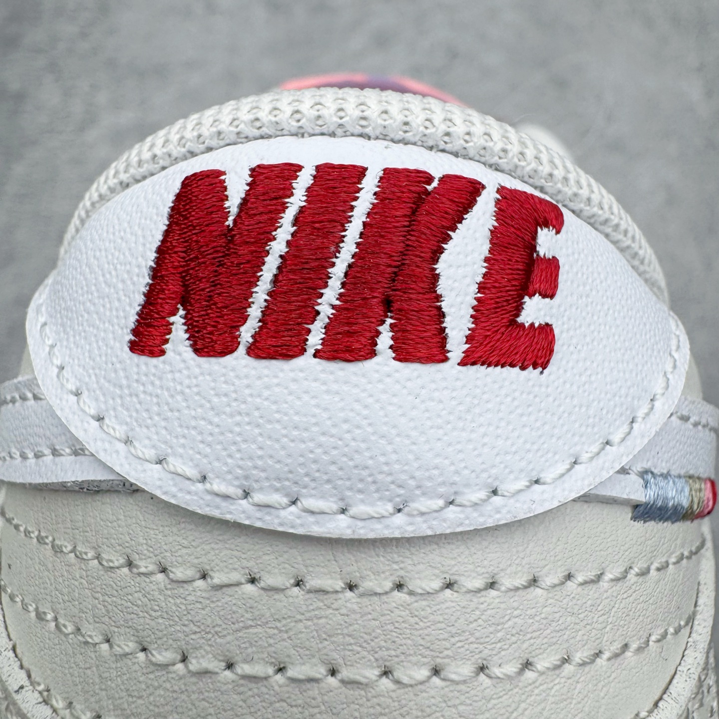 图片[17]-＃YC纯原 NK Dunk Pegasus Pack 马年限定CNY新年款脱缰系列 舒适贴合低帮板鞋 白色 WW1228-174 这次官方选择从中国古代图腾中汲取灵感，以天马作为主设计元素。可以看到鞋身有大量的细腻刺绣，来表达这一主题。包括鞋舌、鞋垫等各处也都填满了特殊细节，彰显 CNY 的特殊规格。甚至鞋带前端也都是为此次专门设计的造型，带来浓郁的生肖氛围。实力大厂出品 新配色陆续开发 利润个位数只为口碑 全套原纸板楦头开发 确保原汁原味 完美呈现DUNK版型 一比一鞋头弧度高度鞋身弧度 此版本只针对中端市场 皮料材质有所更替 其他数据细节工艺流程均保持一致 绝不口嗨 细节品控鞋型随意对比 独家私模官方第六代原厂航空铝磨具打磨大底 鞋头坡度极致还原 无解鞋型 原盒原配 圈内天花板工艺 原厂玻璃冲刀 超高清洁度 全鞋零毛边皮料切割 原厂中底布点胶 中底布拉帮走线遵循公司 尺码：36 36.5 37.5 38 38.5 39 40 40.5 41 42 42.5 43 44 44.5 45 46-选品中心