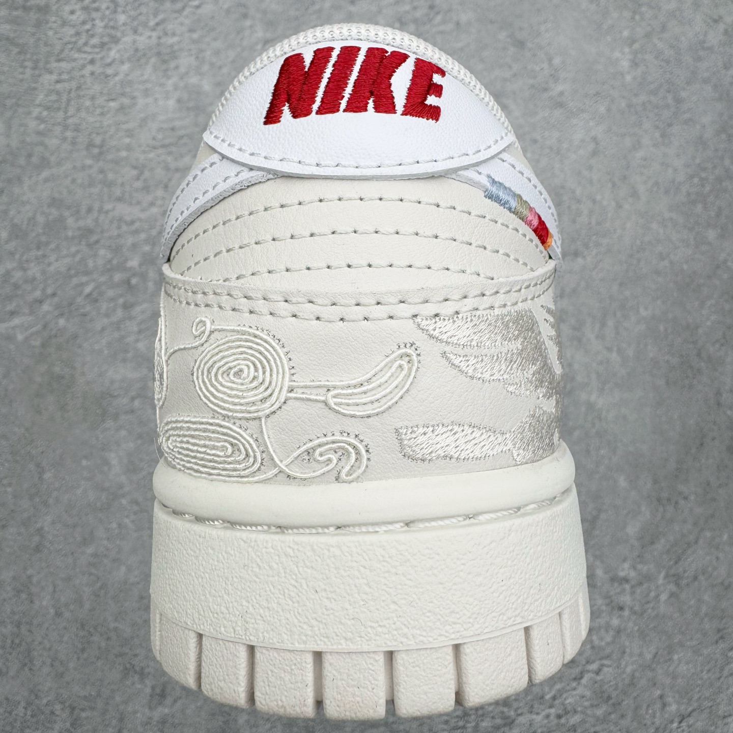 图片[7]-＃YC纯原 NK Dunk Pegasus Pack 马年限定CNY新年款脱缰系列 舒适贴合低帮板鞋 白色 WW1228-174 这次官方选择从中国古代图腾中汲取灵感，以天马作为主设计元素。可以看到鞋身有大量的细腻刺绣，来表达这一主题。包括鞋舌、鞋垫等各处也都填满了特殊细节，彰显 CNY 的特殊规格。甚至鞋带前端也都是为此次专门设计的造型，带来浓郁的生肖氛围。实力大厂出品 新配色陆续开发 利润个位数只为口碑 全套原纸板楦头开发 确保原汁原味 完美呈现DUNK版型 一比一鞋头弧度高度鞋身弧度 此版本只针对中端市场 皮料材质有所更替 其他数据细节工艺流程均保持一致 绝不口嗨 细节品控鞋型随意对比 独家私模官方第六代原厂航空铝磨具打磨大底 鞋头坡度极致还原 无解鞋型 原盒原配 圈内天花板工艺 原厂玻璃冲刀 超高清洁度 全鞋零毛边皮料切割 原厂中底布点胶 中底布拉帮走线遵循公司 尺码：36 36.5 37.5 38 38.5 39 40 40.5 41 42 42.5 43 44 44.5 45 46-选品中心