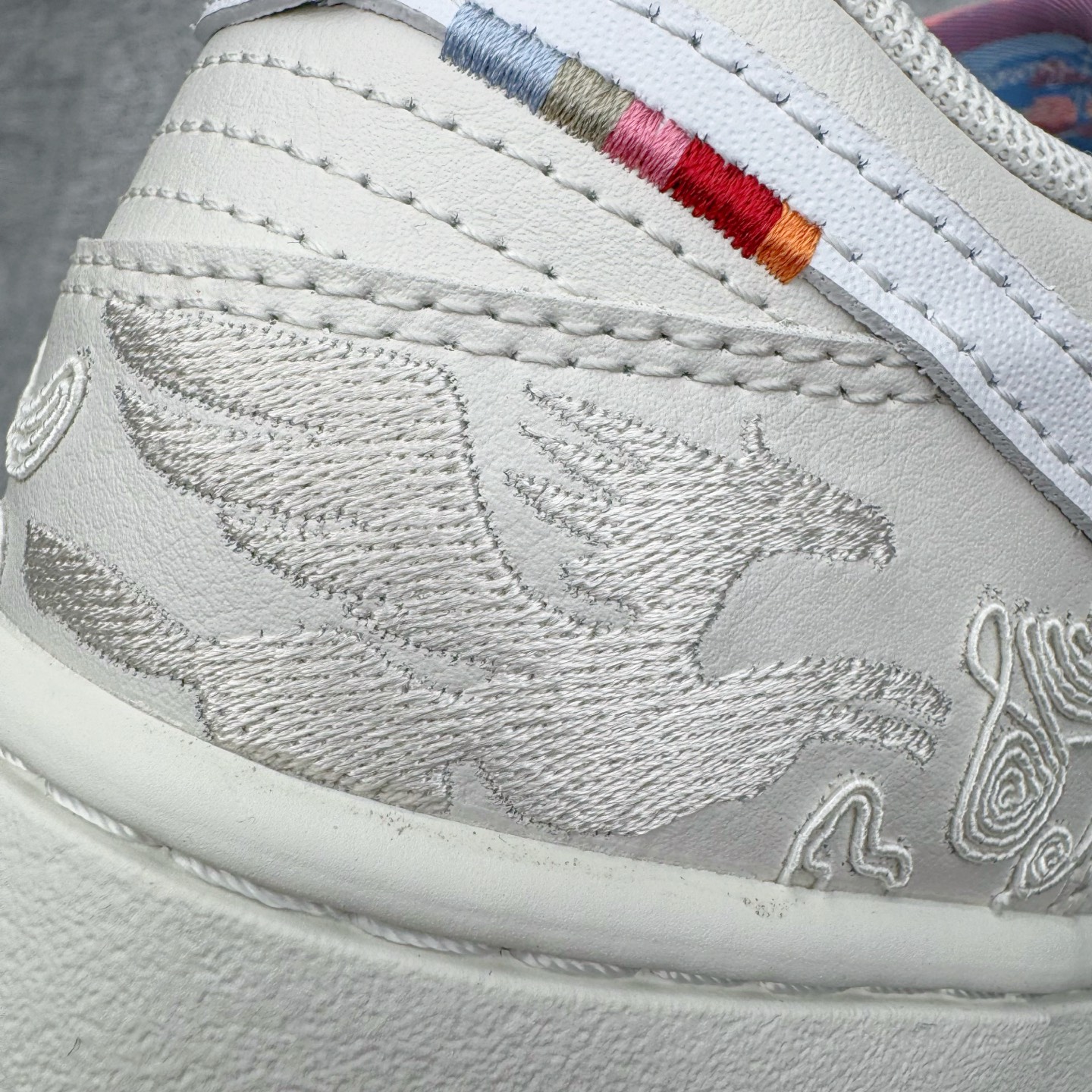 图片[19]-＃YC纯原 NK Dunk Pegasus Pack 马年限定CNY新年款脱缰系列 舒适贴合低帮板鞋 白色 WW1228-174 这次官方选择从中国古代图腾中汲取灵感，以天马作为主设计元素。可以看到鞋身有大量的细腻刺绣，来表达这一主题。包括鞋舌、鞋垫等各处也都填满了特殊细节，彰显 CNY 的特殊规格。甚至鞋带前端也都是为此次专门设计的造型，带来浓郁的生肖氛围。实力大厂出品 新配色陆续开发 利润个位数只为口碑 全套原纸板楦头开发 确保原汁原味 完美呈现DUNK版型 一比一鞋头弧度高度鞋身弧度 此版本只针对中端市场 皮料材质有所更替 其他数据细节工艺流程均保持一致 绝不口嗨 细节品控鞋型随意对比 独家私模官方第六代原厂航空铝磨具打磨大底 鞋头坡度极致还原 无解鞋型 原盒原配 圈内天花板工艺 原厂玻璃冲刀 超高清洁度 全鞋零毛边皮料切割 原厂中底布点胶 中底布拉帮走线遵循公司 尺码：36 36.5 37.5 38 38.5 39 40 40.5 41 42 42.5 43 44 44.5 45 46-选品中心