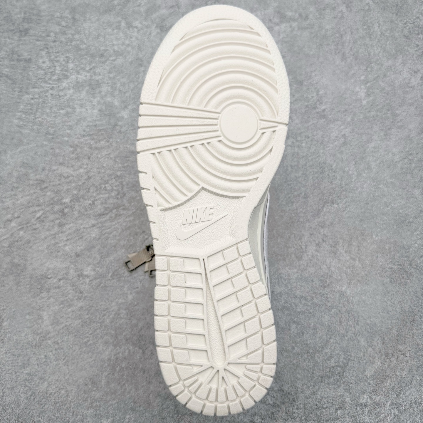图片[9]-＃YC纯原 NK Dunk Pegasus Pack 马年限定CNY新年款脱缰系列 舒适贴合低帮板鞋 白色 WW1228-174 这次官方选择从中国古代图腾中汲取灵感，以天马作为主设计元素。可以看到鞋身有大量的细腻刺绣，来表达这一主题。包括鞋舌、鞋垫等各处也都填满了特殊细节，彰显 CNY 的特殊规格。甚至鞋带前端也都是为此次专门设计的造型，带来浓郁的生肖氛围。实力大厂出品 新配色陆续开发 利润个位数只为口碑 全套原纸板楦头开发 确保原汁原味 完美呈现DUNK版型 一比一鞋头弧度高度鞋身弧度 此版本只针对中端市场 皮料材质有所更替 其他数据细节工艺流程均保持一致 绝不口嗨 细节品控鞋型随意对比 独家私模官方第六代原厂航空铝磨具打磨大底 鞋头坡度极致还原 无解鞋型 原盒原配 圈内天花板工艺 原厂玻璃冲刀 超高清洁度 全鞋零毛边皮料切割 原厂中底布点胶 中底布拉帮走线遵循公司 尺码：36 36.5 37.5 38 38.5 39 40 40.5 41 42 42.5 43 44 44.5 45 46-选品中心