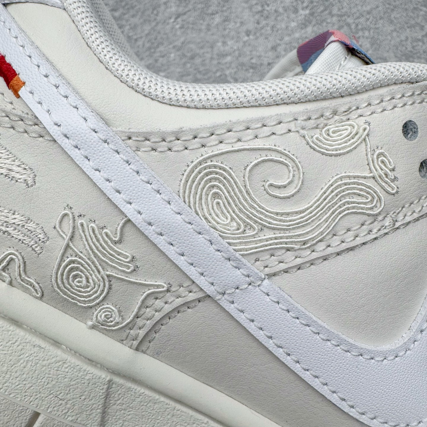 图片[20]-＃YC纯原 NK Dunk Pegasus Pack 马年限定CNY新年款脱缰系列 舒适贴合低帮板鞋 白色 WW1228-174 这次官方选择从中国古代图腾中汲取灵感，以天马作为主设计元素。可以看到鞋身有大量的细腻刺绣，来表达这一主题。包括鞋舌、鞋垫等各处也都填满了特殊细节，彰显 CNY 的特殊规格。甚至鞋带前端也都是为此次专门设计的造型，带来浓郁的生肖氛围。实力大厂出品 新配色陆续开发 利润个位数只为口碑 全套原纸板楦头开发 确保原汁原味 完美呈现DUNK版型 一比一鞋头弧度高度鞋身弧度 此版本只针对中端市场 皮料材质有所更替 其他数据细节工艺流程均保持一致 绝不口嗨 细节品控鞋型随意对比 独家私模官方第六代原厂航空铝磨具打磨大底 鞋头坡度极致还原 无解鞋型 原盒原配 圈内天花板工艺 原厂玻璃冲刀 超高清洁度 全鞋零毛边皮料切割 原厂中底布点胶 中底布拉帮走线遵循公司 尺码：36 36.5 37.5 38 38.5 39 40 40.5 41 42 42.5 43 44 44.5 45 46-选品中心