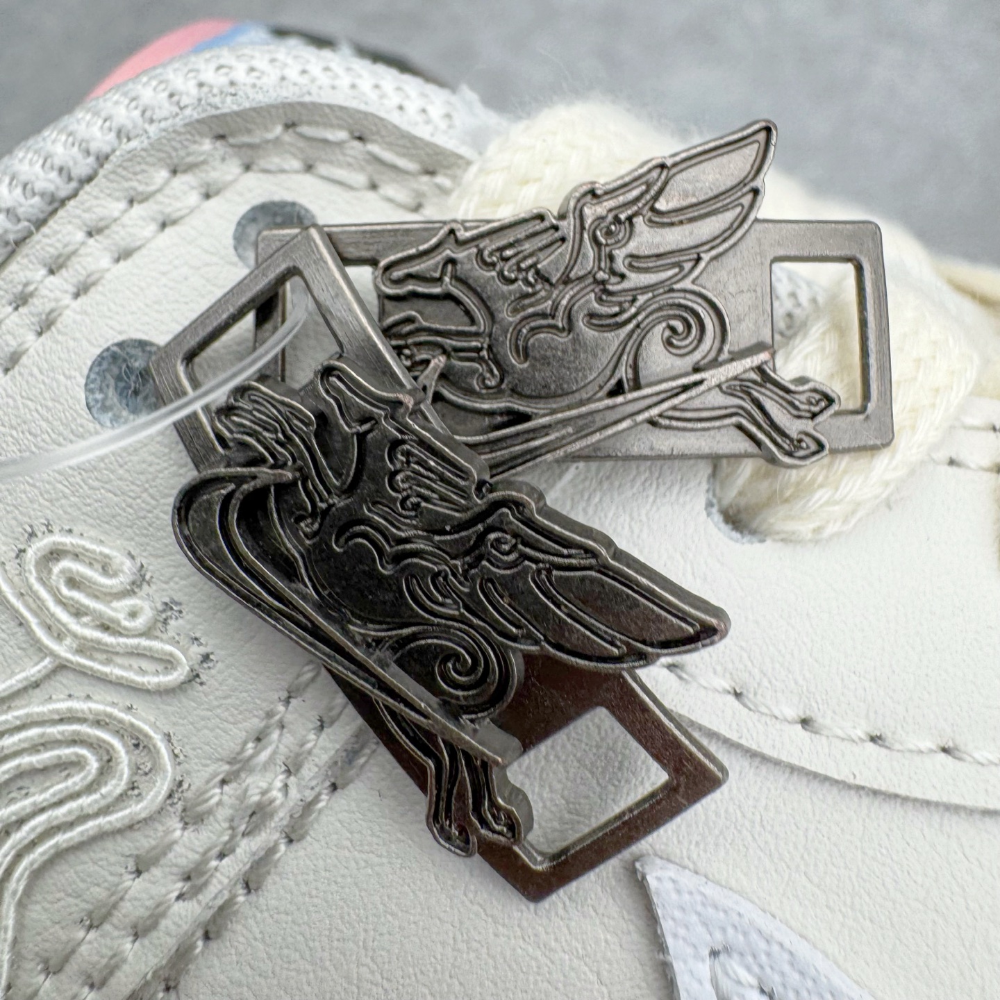 图片[10]-＃YC纯原 NK Dunk Pegasus Pack 马年限定CNY新年款脱缰系列 舒适贴合低帮板鞋 白色 WW1228-174 这次官方选择从中国古代图腾中汲取灵感，以天马作为主设计元素。可以看到鞋身有大量的细腻刺绣，来表达这一主题。包括鞋舌、鞋垫等各处也都填满了特殊细节，彰显 CNY 的特殊规格。甚至鞋带前端也都是为此次专门设计的造型，带来浓郁的生肖氛围。实力大厂出品 新配色陆续开发 利润个位数只为口碑 全套原纸板楦头开发 确保原汁原味 完美呈现DUNK版型 一比一鞋头弧度高度鞋身弧度 此版本只针对中端市场 皮料材质有所更替 其他数据细节工艺流程均保持一致 绝不口嗨 细节品控鞋型随意对比 独家私模官方第六代原厂航空铝磨具打磨大底 鞋头坡度极致还原 无解鞋型 原盒原配 圈内天花板工艺 原厂玻璃冲刀 超高清洁度 全鞋零毛边皮料切割 原厂中底布点胶 中底布拉帮走线遵循公司 尺码：36 36.5 37.5 38 38.5 39 40 40.5 41 42 42.5 43 44 44.5 45 46-选品中心