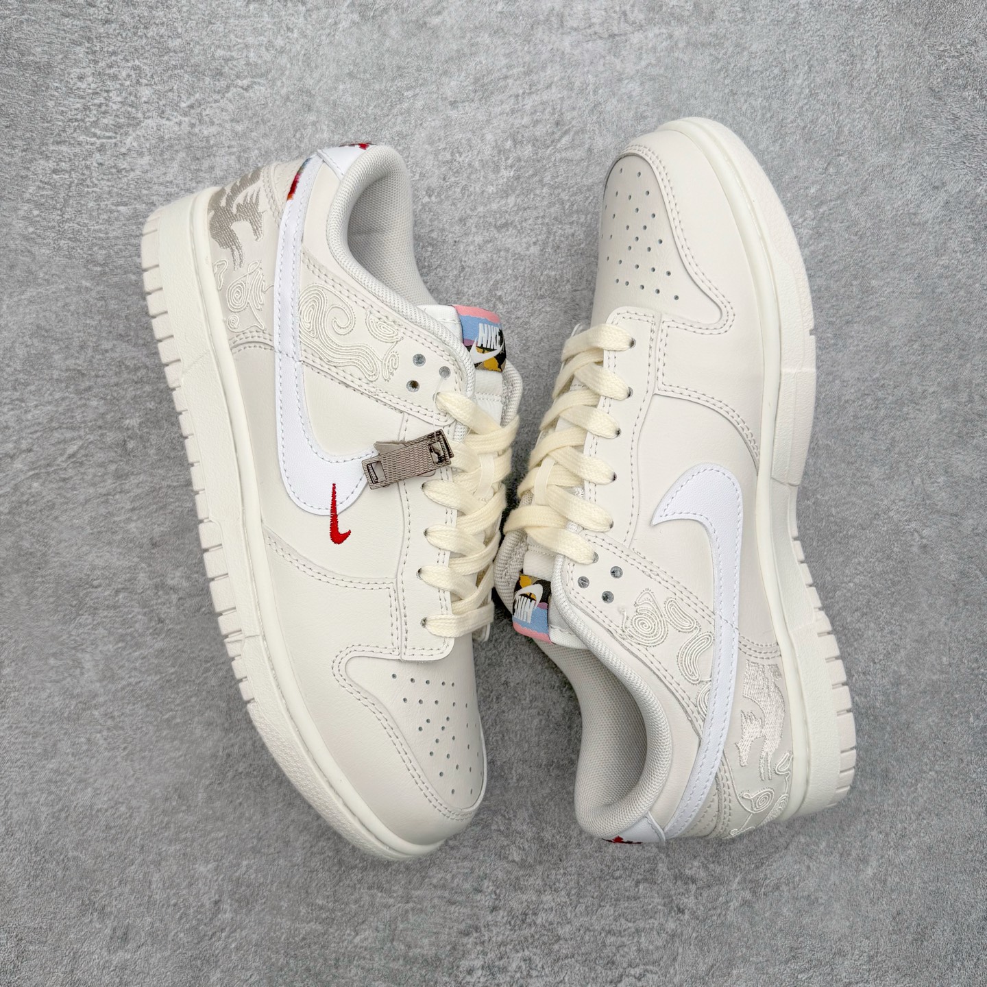 图片[3]-＃YC纯原 NK Dunk Pegasus Pack 马年限定CNY新年款脱缰系列 舒适贴合低帮板鞋 白色 WW1228-174 这次官方选择从中国古代图腾中汲取灵感，以天马作为主设计元素。可以看到鞋身有大量的细腻刺绣，来表达这一主题。包括鞋舌、鞋垫等各处也都填满了特殊细节，彰显 CNY 的特殊规格。甚至鞋带前端也都是为此次专门设计的造型，带来浓郁的生肖氛围。实力大厂出品 新配色陆续开发 利润个位数只为口碑 全套原纸板楦头开发 确保原汁原味 完美呈现DUNK版型 一比一鞋头弧度高度鞋身弧度 此版本只针对中端市场 皮料材质有所更替 其他数据细节工艺流程均保持一致 绝不口嗨 细节品控鞋型随意对比 独家私模官方第六代原厂航空铝磨具打磨大底 鞋头坡度极致还原 无解鞋型 原盒原配 圈内天花板工艺 原厂玻璃冲刀 超高清洁度 全鞋零毛边皮料切割 原厂中底布点胶 中底布拉帮走线遵循公司 尺码：36 36.5 37.5 38 38.5 39 40 40.5 41 42 42.5 43 44 44.5 45 46-选品中心