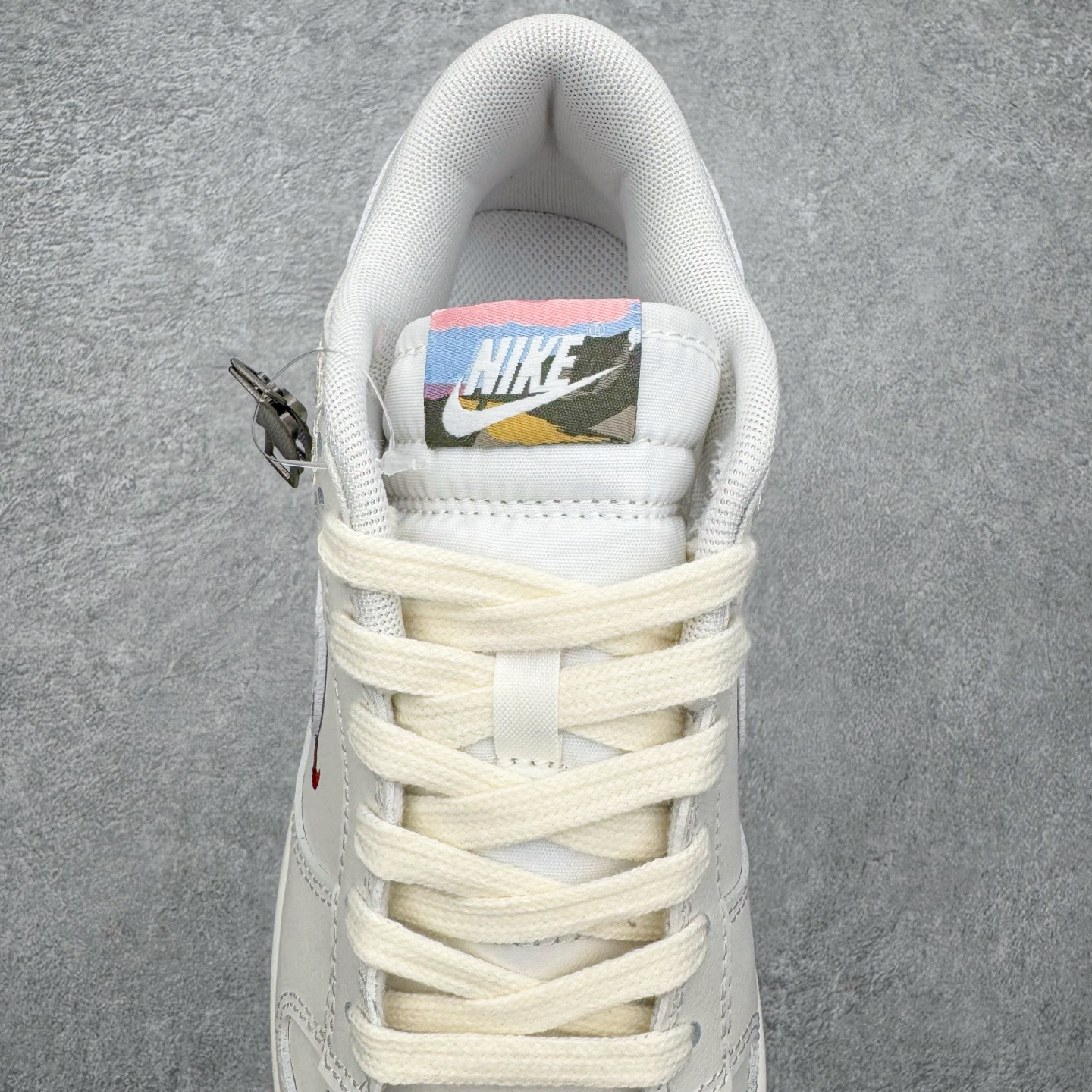 图片[5]-＃YC纯原 NK Dunk Pegasus Pack 马年限定CNY新年款脱缰系列 舒适贴合低帮板鞋 白色 WW1228-174 这次官方选择从中国古代图腾中汲取灵感，以天马作为主设计元素。可以看到鞋身有大量的细腻刺绣，来表达这一主题。包括鞋舌、鞋垫等各处也都填满了特殊细节，彰显 CNY 的特殊规格。甚至鞋带前端也都是为此次专门设计的造型，带来浓郁的生肖氛围。实力大厂出品 新配色陆续开发 利润个位数只为口碑 全套原纸板楦头开发 确保原汁原味 完美呈现DUNK版型 一比一鞋头弧度高度鞋身弧度 此版本只针对中端市场 皮料材质有所更替 其他数据细节工艺流程均保持一致 绝不口嗨 细节品控鞋型随意对比 独家私模官方第六代原厂航空铝磨具打磨大底 鞋头坡度极致还原 无解鞋型 原盒原配 圈内天花板工艺 原厂玻璃冲刀 超高清洁度 全鞋零毛边皮料切割 原厂中底布点胶 中底布拉帮走线遵循公司 尺码：36 36.5 37.5 38 38.5 39 40 40.5 41 42 42.5 43 44 44.5 45 46-选品中心