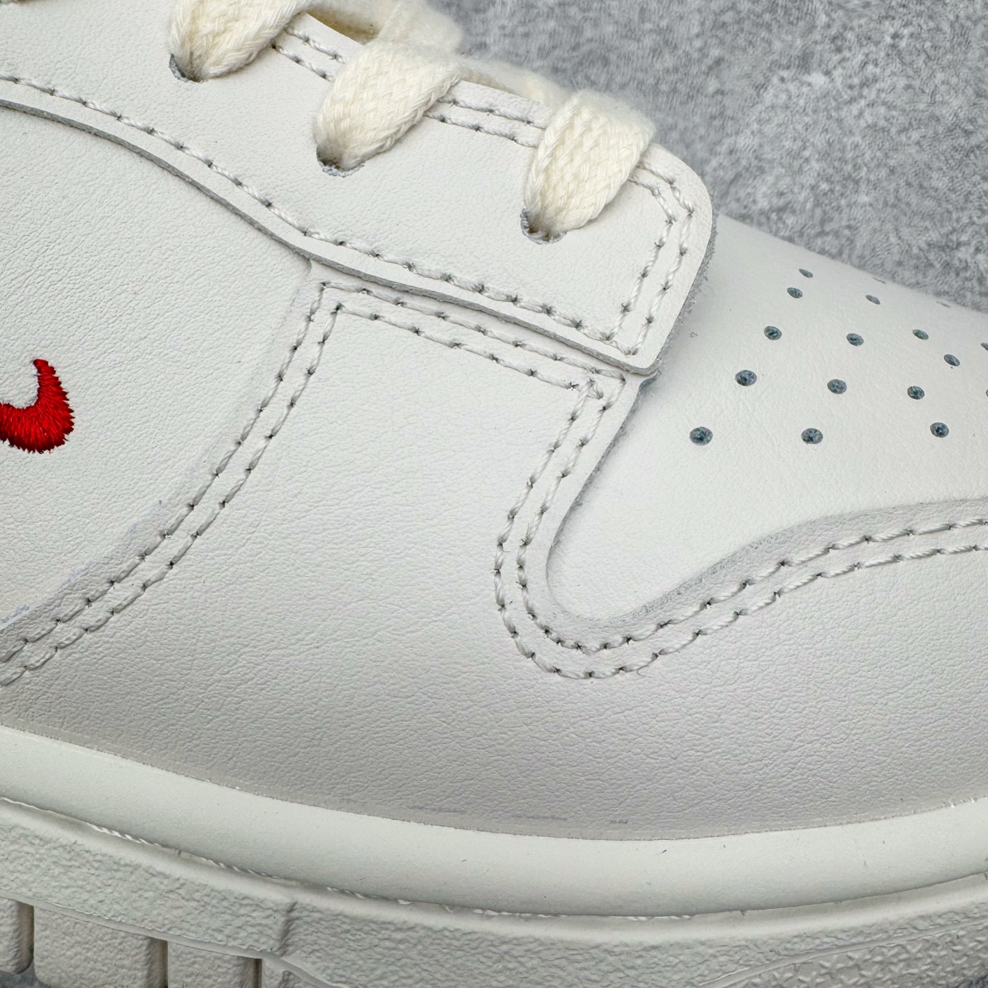 图片[21]-＃YC纯原 NK Dunk Pegasus Pack 马年限定CNY新年款脱缰系列 舒适贴合低帮板鞋 白色 WW1228-174 这次官方选择从中国古代图腾中汲取灵感，以天马作为主设计元素。可以看到鞋身有大量的细腻刺绣，来表达这一主题。包括鞋舌、鞋垫等各处也都填满了特殊细节，彰显 CNY 的特殊规格。甚至鞋带前端也都是为此次专门设计的造型，带来浓郁的生肖氛围。实力大厂出品 新配色陆续开发 利润个位数只为口碑 全套原纸板楦头开发 确保原汁原味 完美呈现DUNK版型 一比一鞋头弧度高度鞋身弧度 此版本只针对中端市场 皮料材质有所更替 其他数据细节工艺流程均保持一致 绝不口嗨 细节品控鞋型随意对比 独家私模官方第六代原厂航空铝磨具打磨大底 鞋头坡度极致还原 无解鞋型 原盒原配 圈内天花板工艺 原厂玻璃冲刀 超高清洁度 全鞋零毛边皮料切割 原厂中底布点胶 中底布拉帮走线遵循公司 尺码：36 36.5 37.5 38 38.5 39 40 40.5 41 42 42.5 43 44 44.5 45 46-选品中心