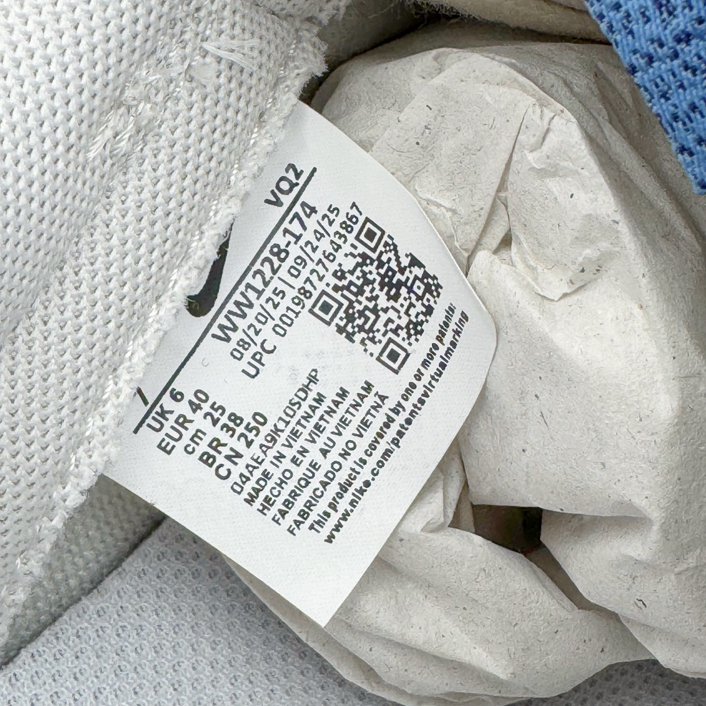 图片[11]-＃YC纯原 NK Dunk Pegasus Pack 马年限定CNY新年款脱缰系列 舒适贴合低帮板鞋 白色 WW1228-174 这次官方选择从中国古代图腾中汲取灵感，以天马作为主设计元素。可以看到鞋身有大量的细腻刺绣，来表达这一主题。包括鞋舌、鞋垫等各处也都填满了特殊细节，彰显 CNY 的特殊规格。甚至鞋带前端也都是为此次专门设计的造型，带来浓郁的生肖氛围。实力大厂出品 新配色陆续开发 利润个位数只为口碑 全套原纸板楦头开发 确保原汁原味 完美呈现DUNK版型 一比一鞋头弧度高度鞋身弧度 此版本只针对中端市场 皮料材质有所更替 其他数据细节工艺流程均保持一致 绝不口嗨 细节品控鞋型随意对比 独家私模官方第六代原厂航空铝磨具打磨大底 鞋头坡度极致还原 无解鞋型 原盒原配 圈内天花板工艺 原厂玻璃冲刀 超高清洁度 全鞋零毛边皮料切割 原厂中底布点胶 中底布拉帮走线遵循公司 尺码：36 36.5 37.5 38 38.5 39 40 40.5 41 42 42.5 43 44 44.5 45 46-选品中心