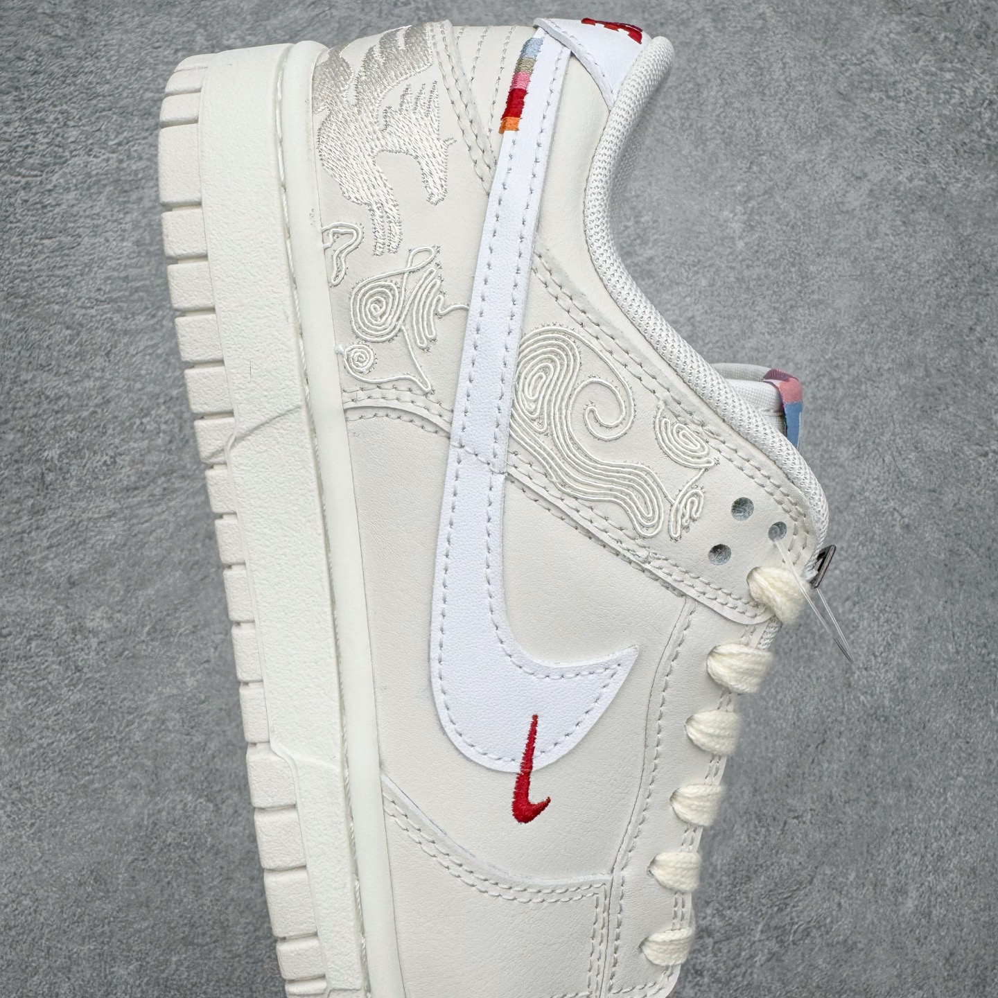 图片[6]-＃YC纯原 NK Dunk Pegasus Pack 马年限定CNY新年款脱缰系列 舒适贴合低帮板鞋 白色 WW1228-174 这次官方选择从中国古代图腾中汲取灵感，以天马作为主设计元素。可以看到鞋身有大量的细腻刺绣，来表达这一主题。包括鞋舌、鞋垫等各处也都填满了特殊细节，彰显 CNY 的特殊规格。甚至鞋带前端也都是为此次专门设计的造型，带来浓郁的生肖氛围。实力大厂出品 新配色陆续开发 利润个位数只为口碑 全套原纸板楦头开发 确保原汁原味 完美呈现DUNK版型 一比一鞋头弧度高度鞋身弧度 此版本只针对中端市场 皮料材质有所更替 其他数据细节工艺流程均保持一致 绝不口嗨 细节品控鞋型随意对比 独家私模官方第六代原厂航空铝磨具打磨大底 鞋头坡度极致还原 无解鞋型 原盒原配 圈内天花板工艺 原厂玻璃冲刀 超高清洁度 全鞋零毛边皮料切割 原厂中底布点胶 中底布拉帮走线遵循公司 尺码：36 36.5 37.5 38 38.5 39 40 40.5 41 42 42.5 43 44 44.5 45 46-选品中心